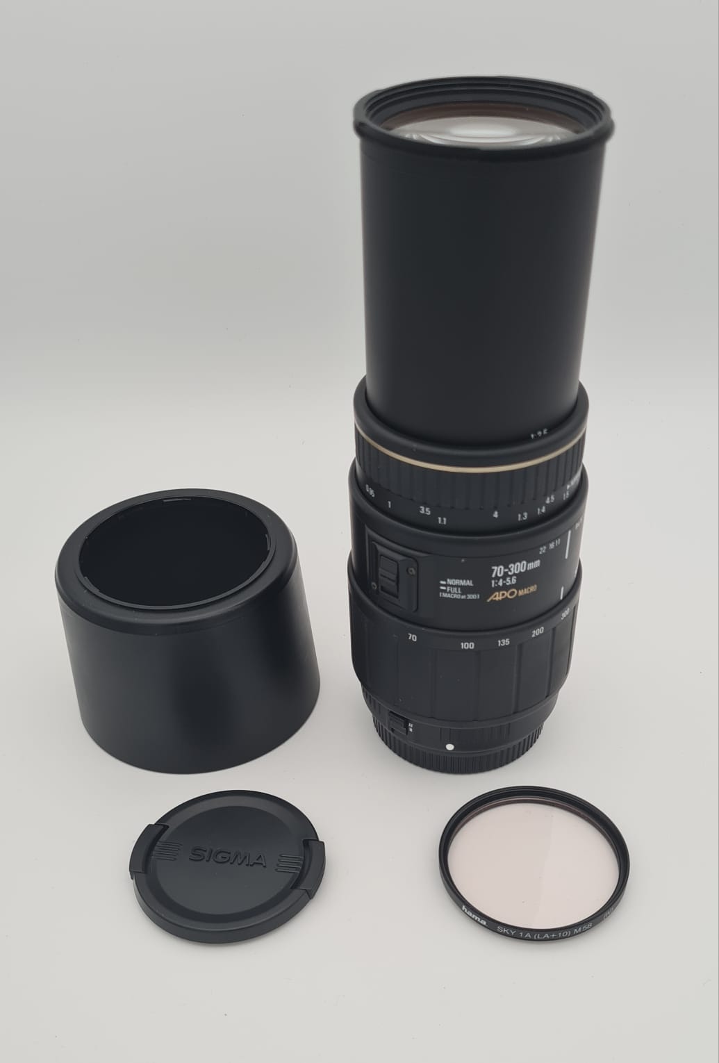 Sigma Objektiv 70-300mm mit Sky-Schutzfilter und Gegenlichtblende