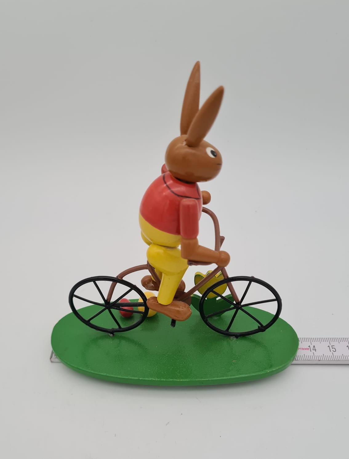 Osterhase auf Fahrrad, Osterdekoration