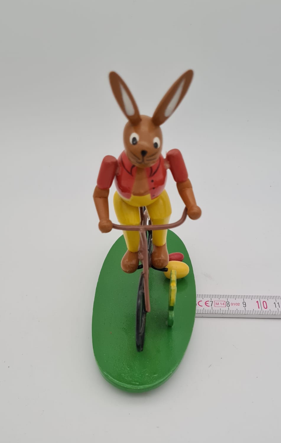 Osterhase auf Fahrrad, Osterdekoration