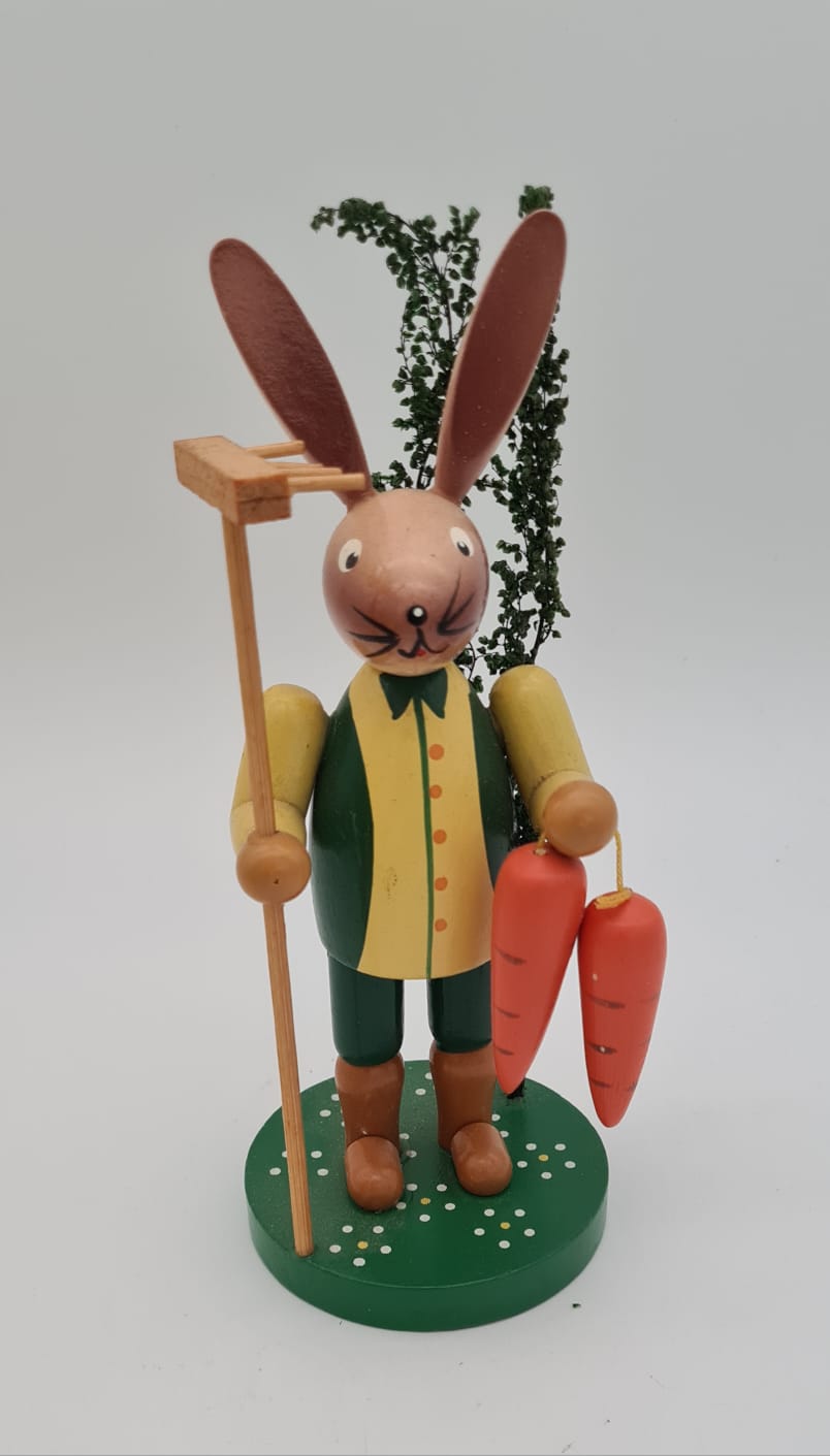 Osterhase Landwirt mit Möhren und Rechen, Osterdekoration