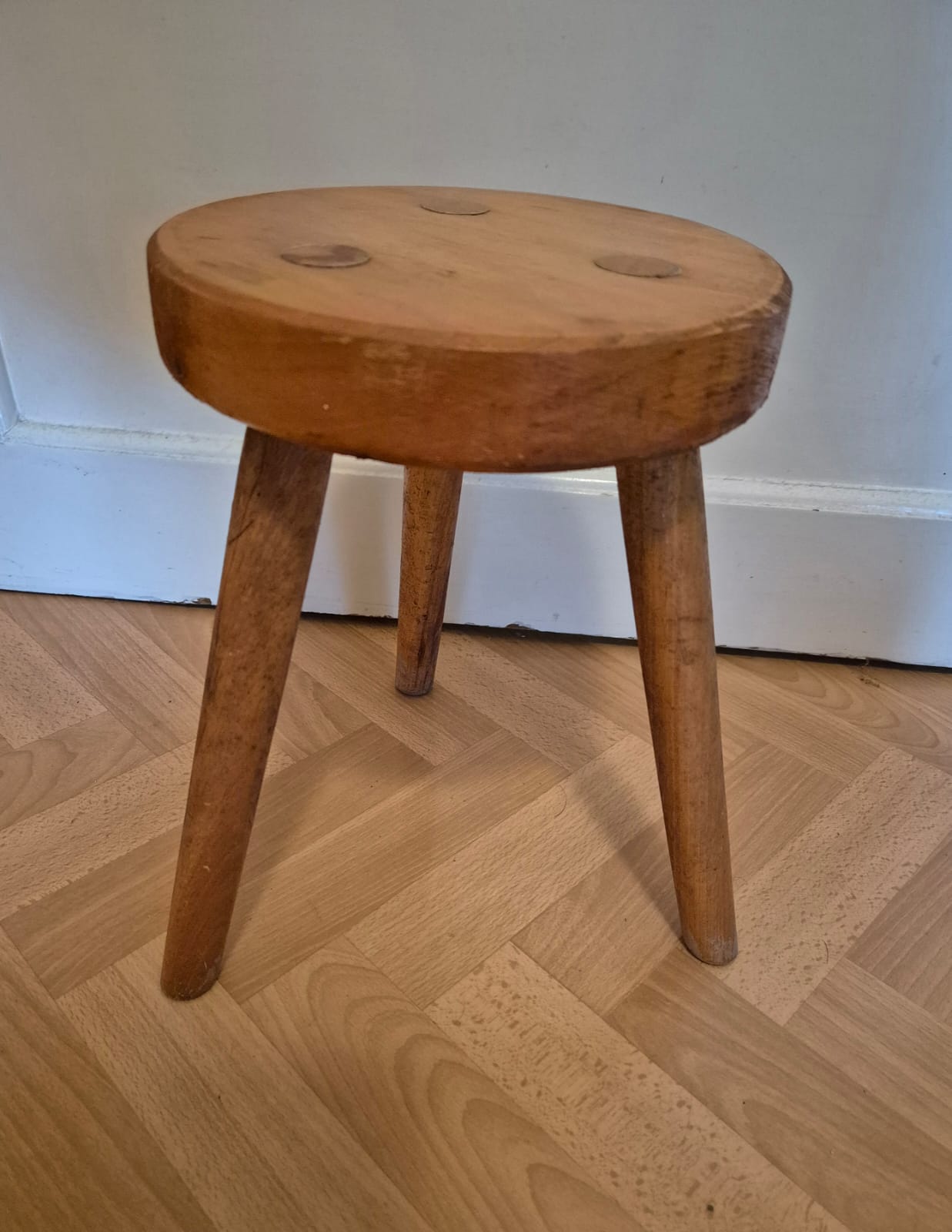 Dreibeinhocker aus Holz, robuster Dreifuß, Holzhocker, stabiler Hocker