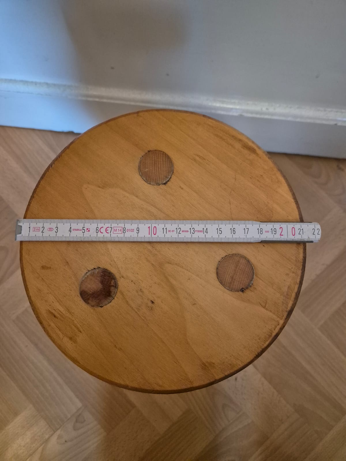 Dreibeinhocker aus Holz, robuster Dreifuß, Holzhocker, stabiler Hocker