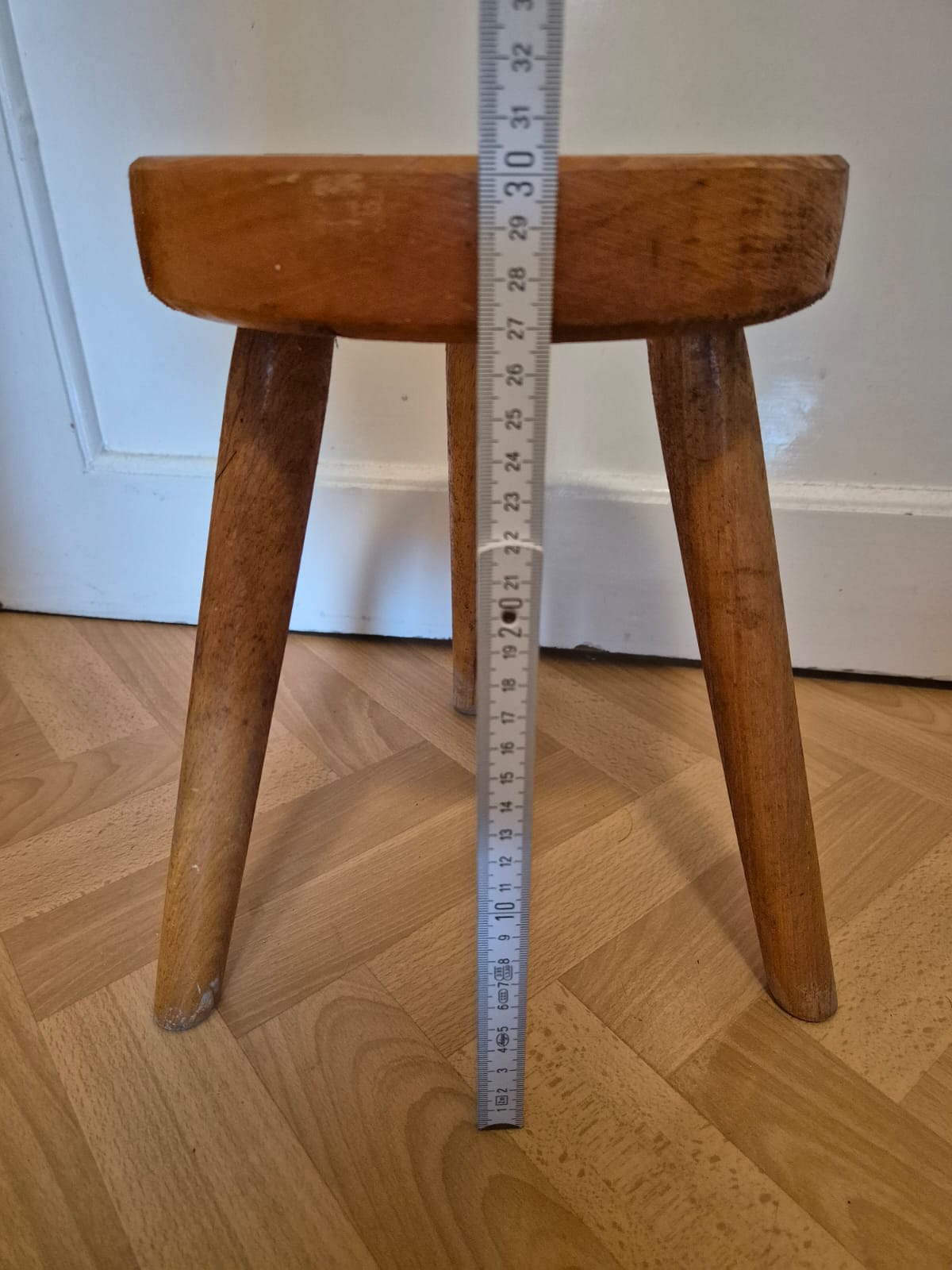 Dreibeinhocker aus Holz, robuster Dreifuß, Holzhocker, stabiler Hocker