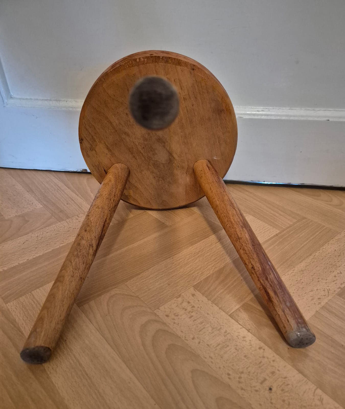 Dreibeinhocker aus Holz, robuster Dreifuß, Holzhocker, stabiler Hocker