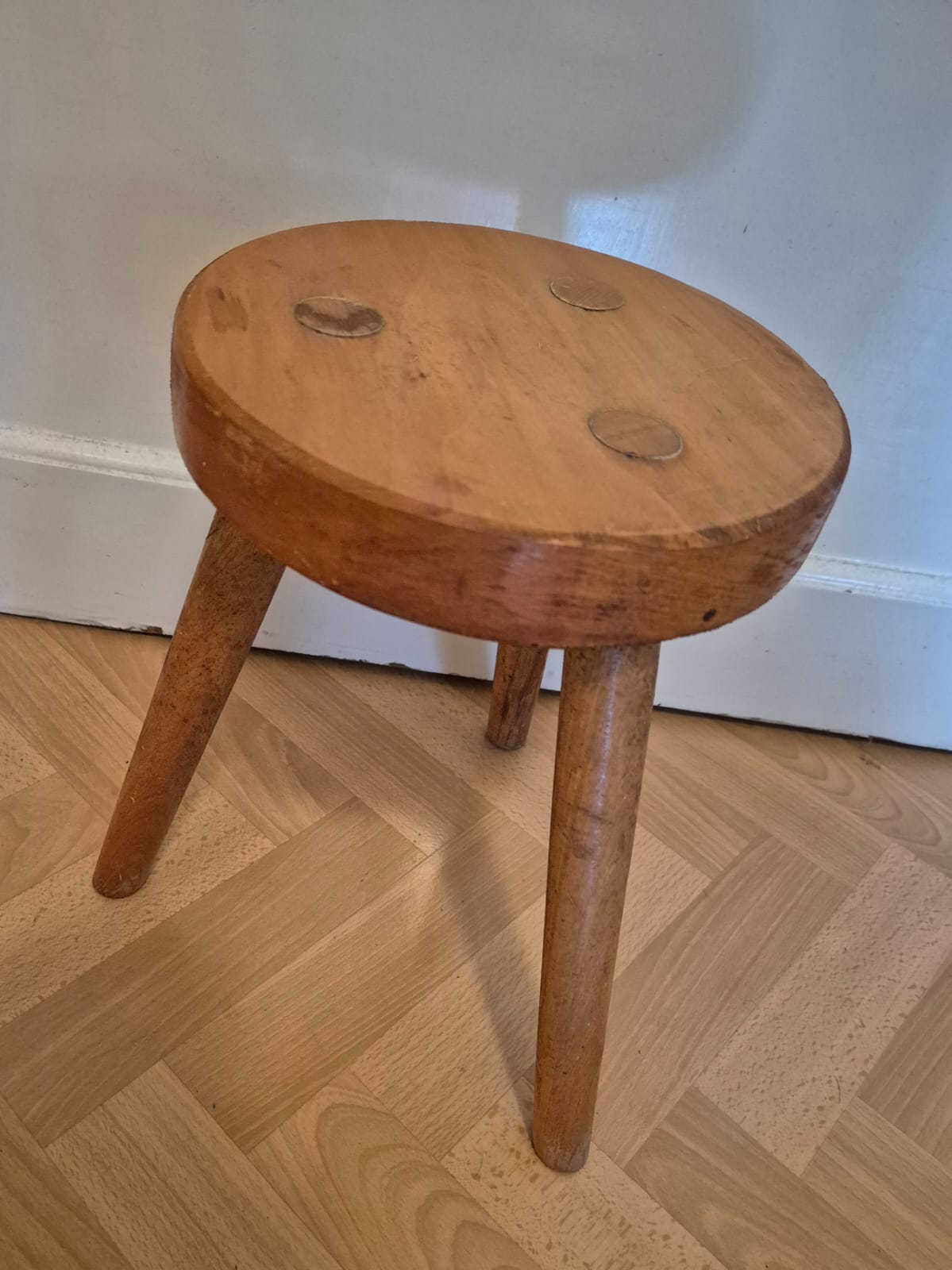 Dreibeinhocker aus Holz, robuster Dreifuß, Holzhocker, stabiler Hocker