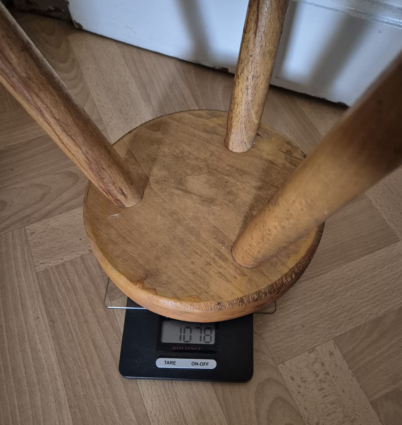 Dreibeinhocker aus Holz, robuster Dreifuß, Holzhocker, stabiler Hocker