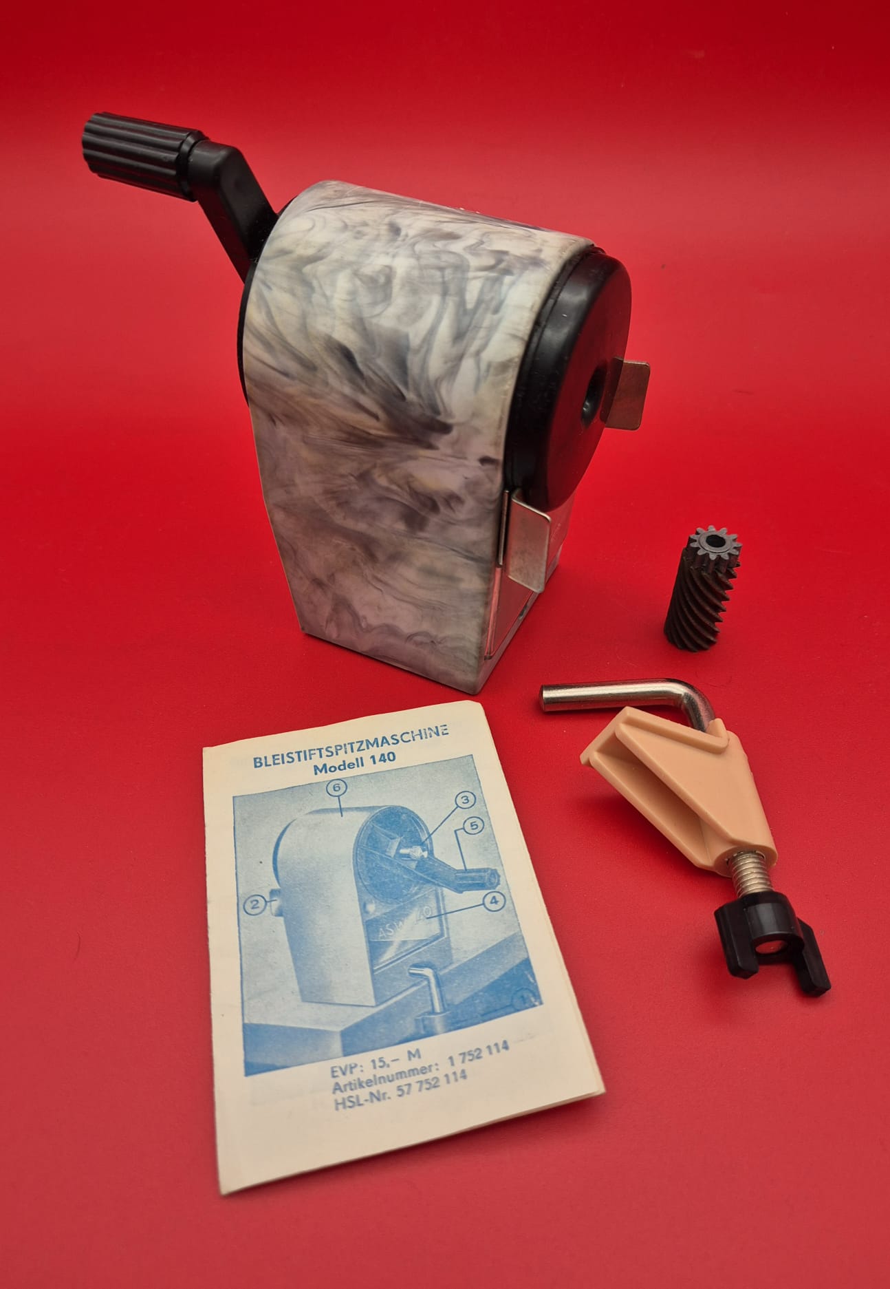 DDR Bleistiftspitzmaschine BSM Modell 140, Spitzer mit Tischhalterung und Ersatzmesser