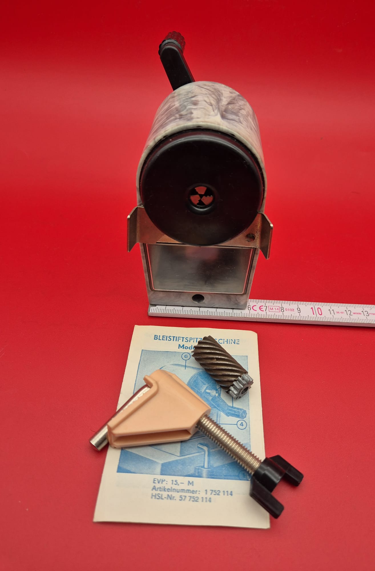 DDR Bleistiftspitzmaschine BSM Modell 140, Spitzer mit Tischhalterung und Ersatzmesser