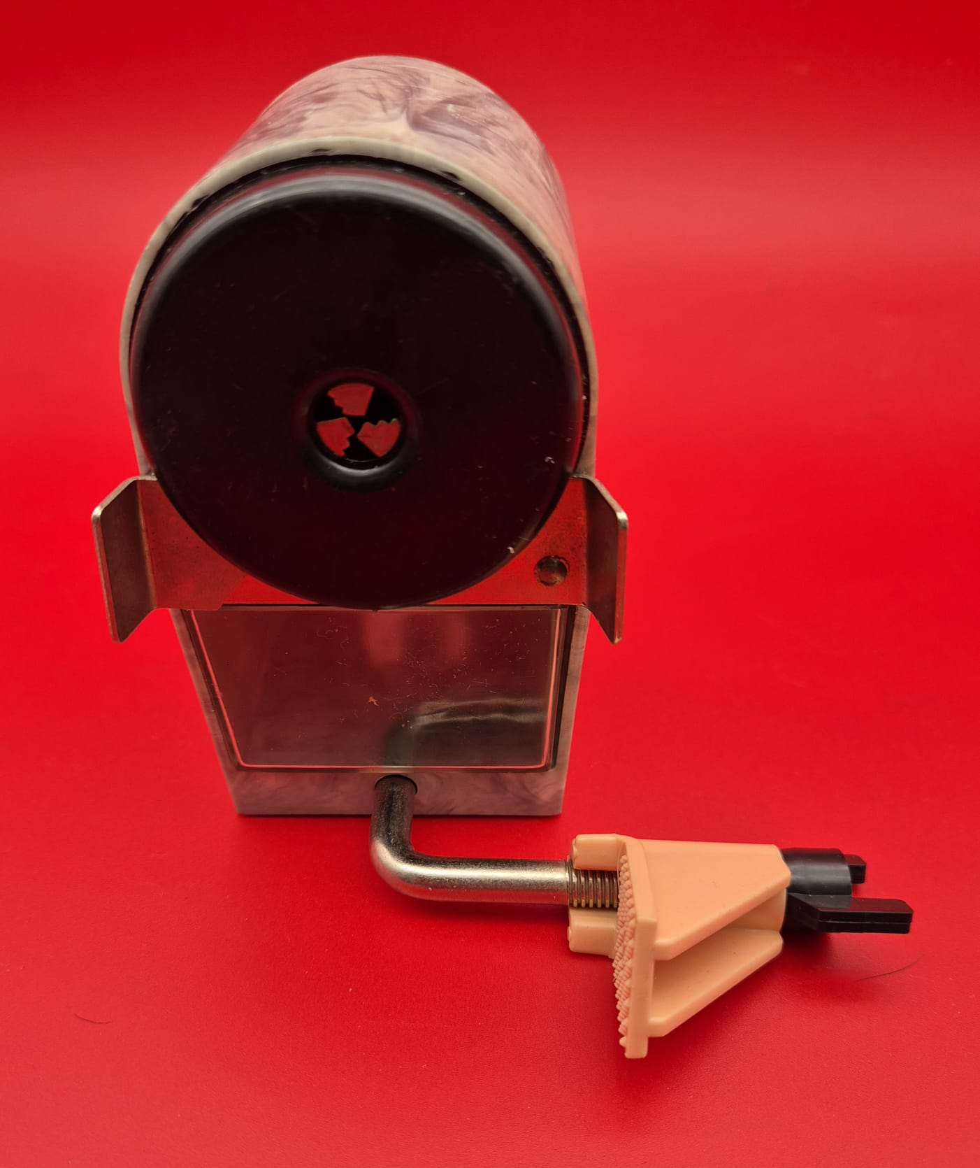 DDR Bleistiftspitzmaschine BSM Modell 140, Spitzer mit Tischhalterung und Ersatzmesser
