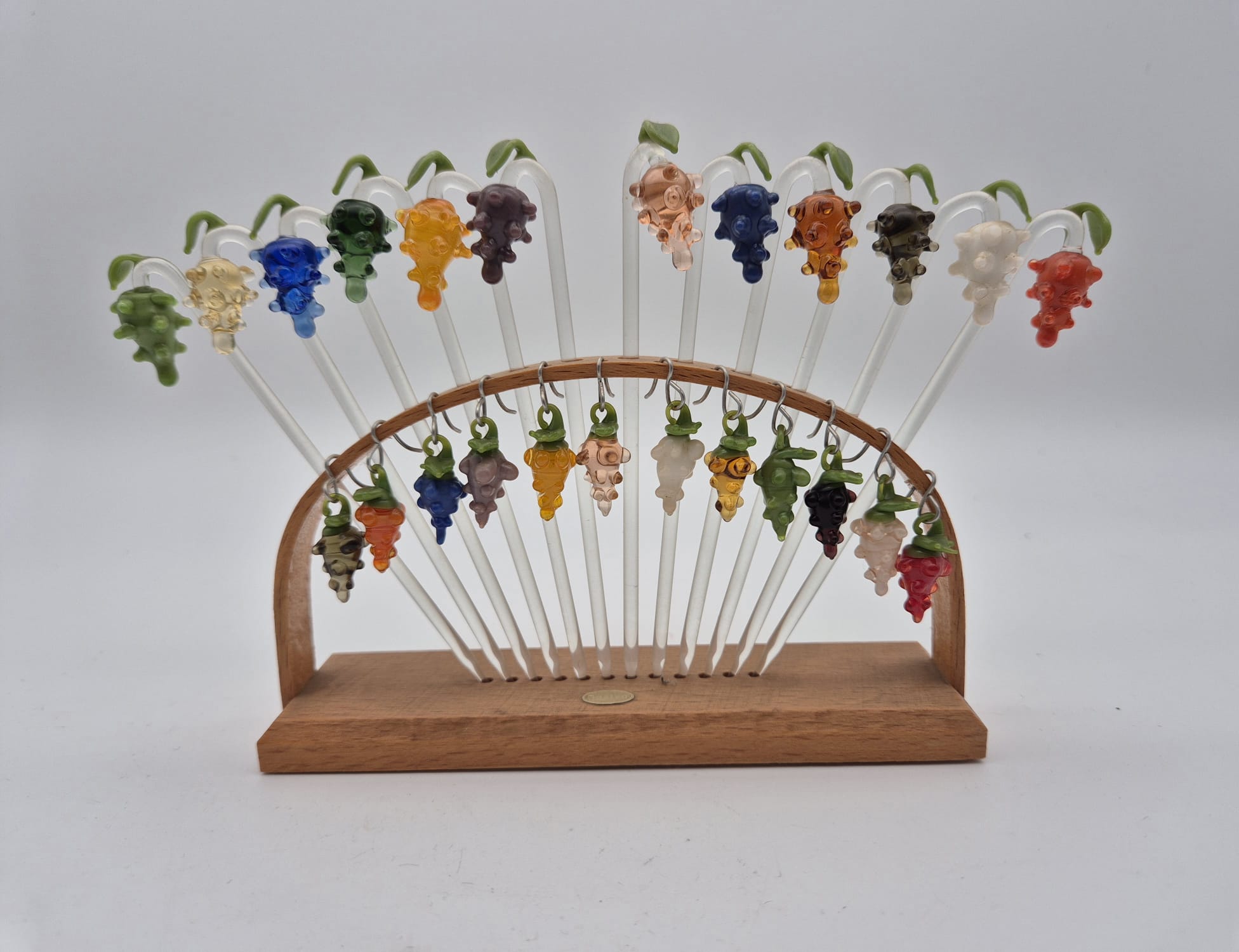 Bunte Lauscha-Spieße in Weintraubenform aus Glas mit Holzhalter