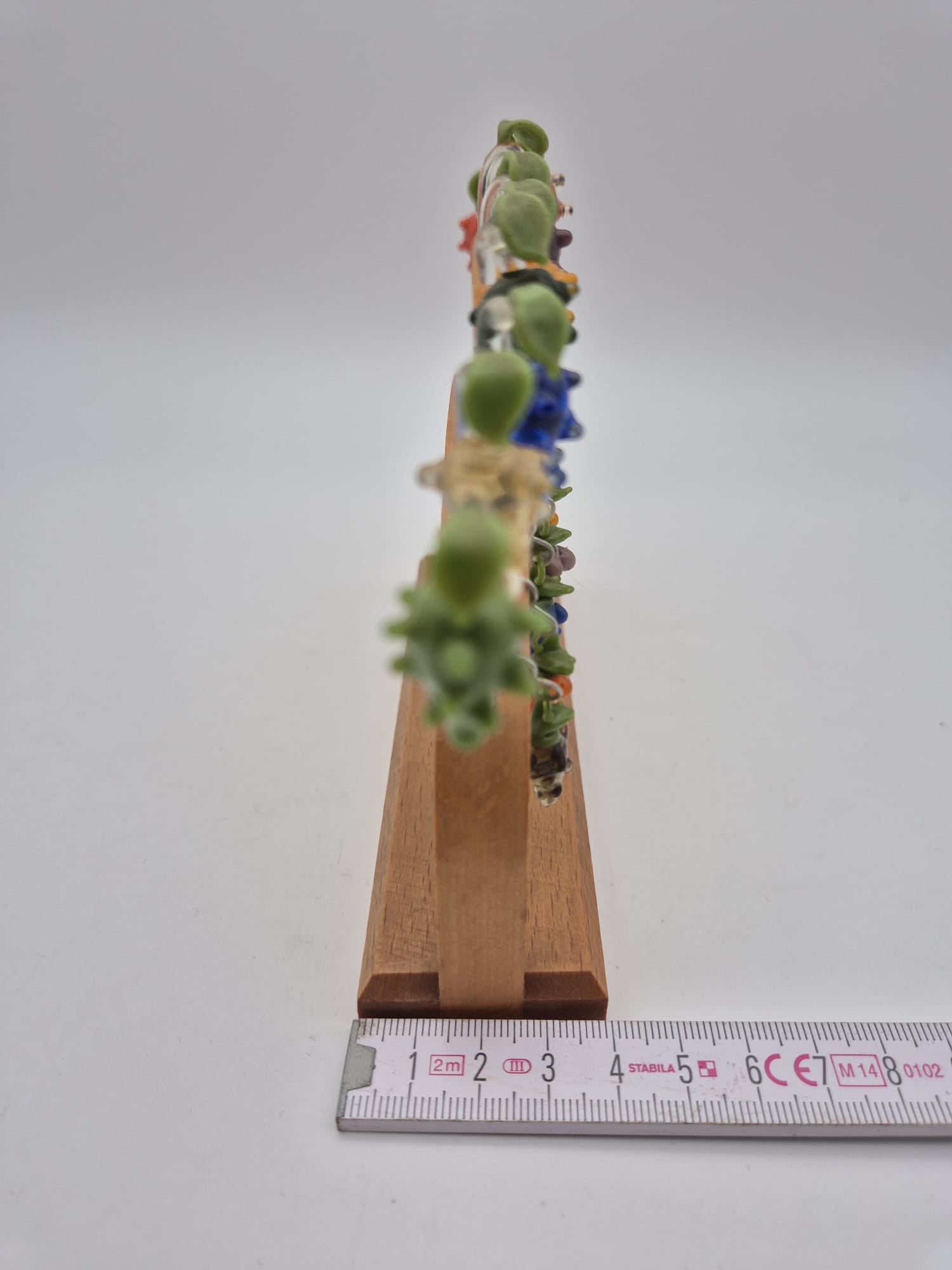 Bunte Lauscha-Spieße in Weintraubenform aus Glas mit Holzhalter