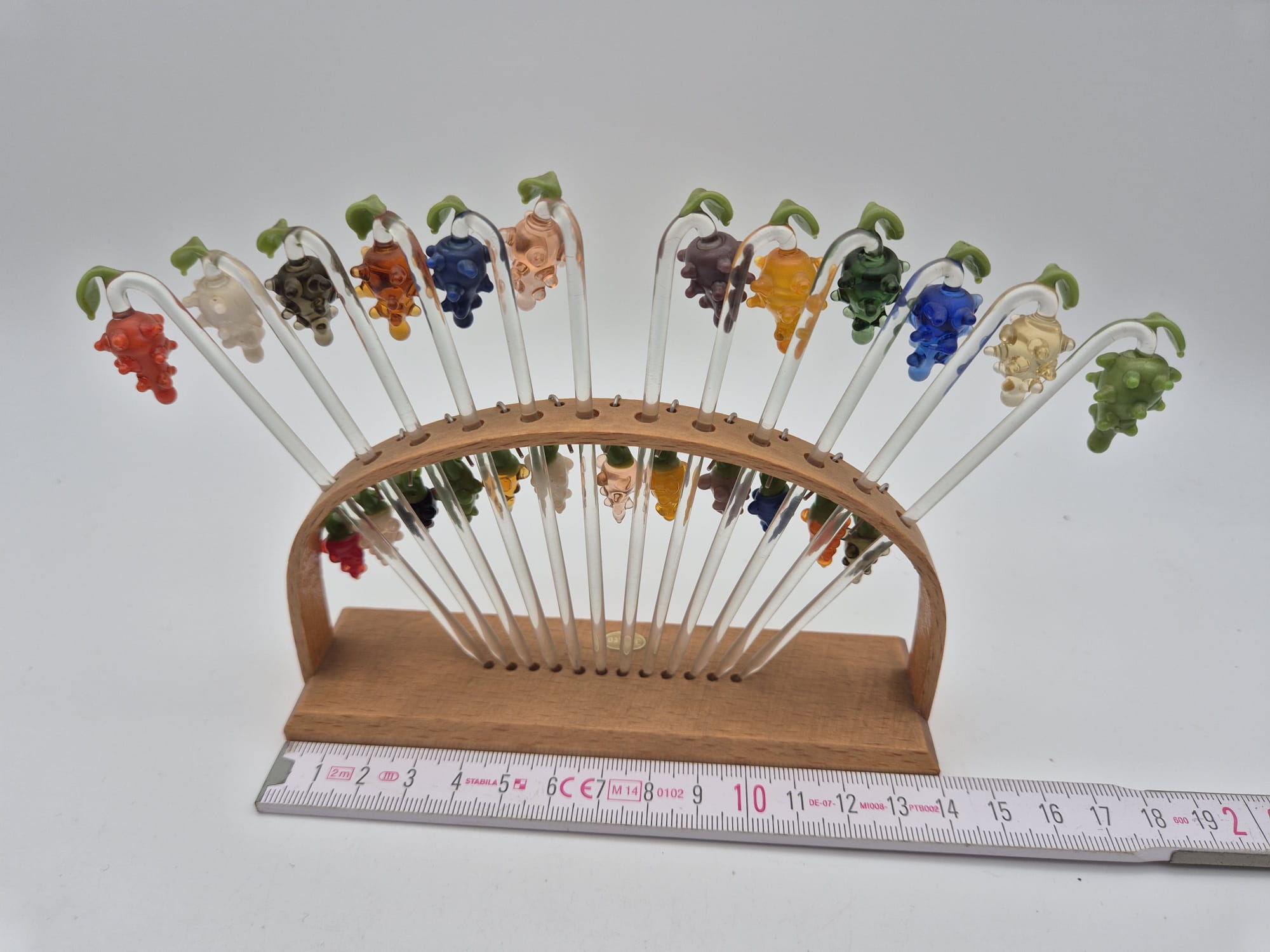 Bunte Lauscha-Spieße in Weintraubenform aus Glas mit Holzhalter