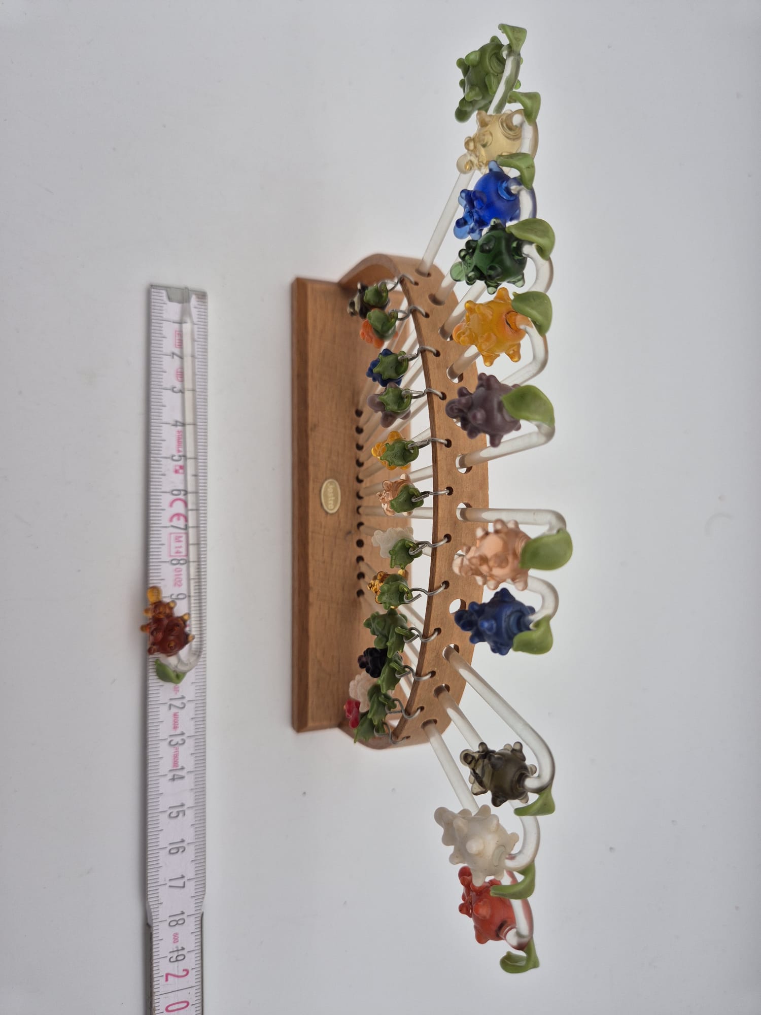 Bunte Lauscha-Spieße in Weintraubenform aus Glas mit Holzhalter