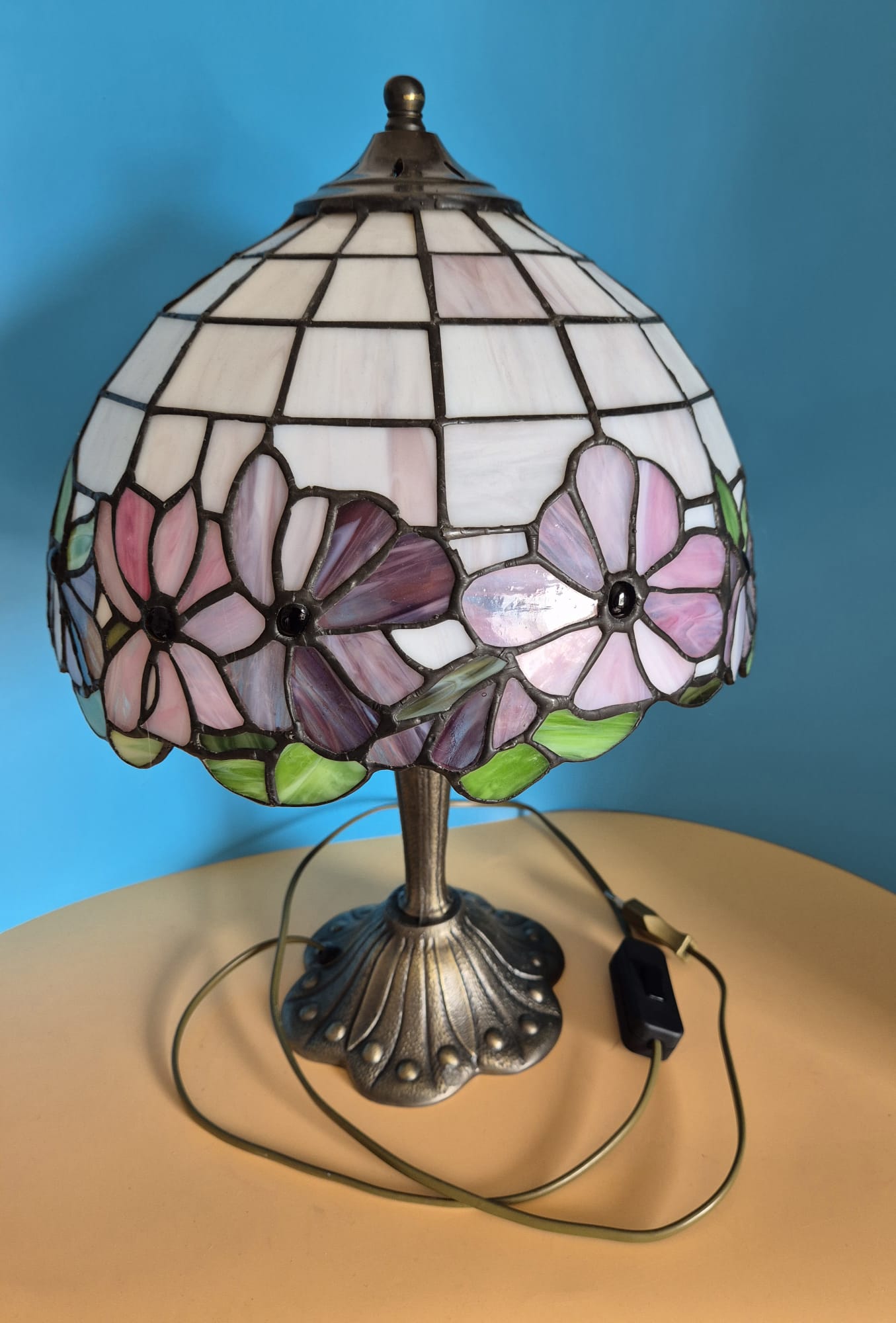 Tischlampe im Tiffany-Stil mit floralem Motiv