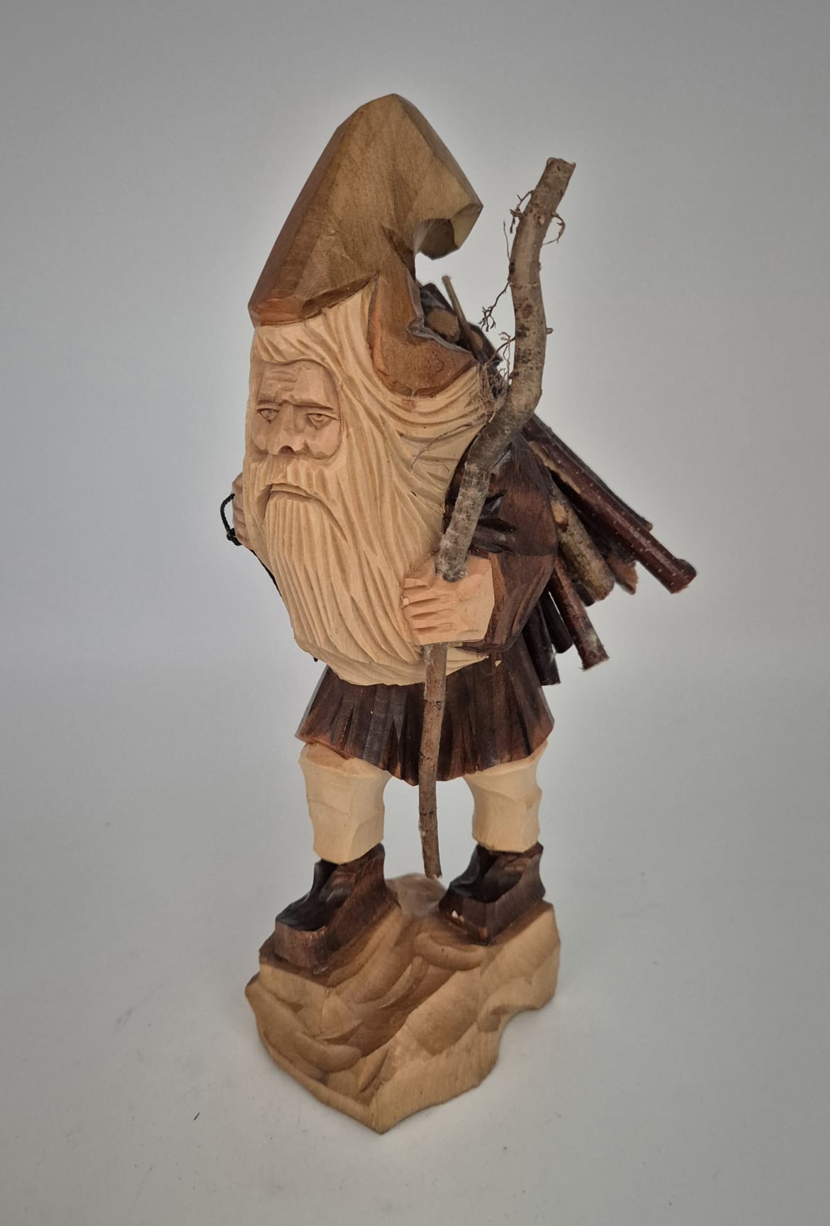 Holzfigur Waldwichtel mit Reisigbündel – handgeschnitzt