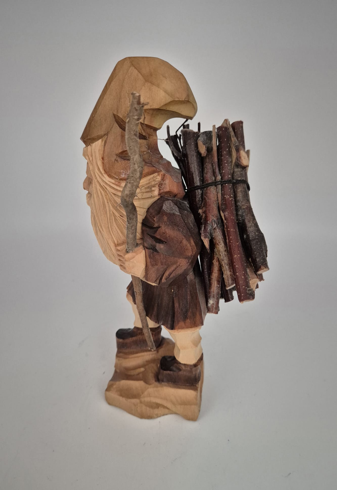 Holzfigur Waldwichtel mit Reisigbündel – handgeschnitzt