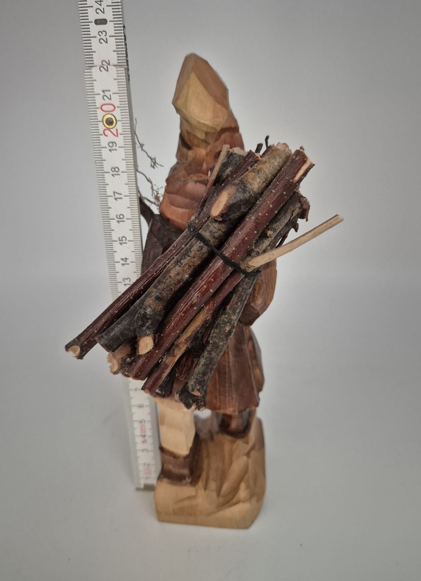 Holzfigur Waldwichtel mit Reisigbündel – handgeschnitzt