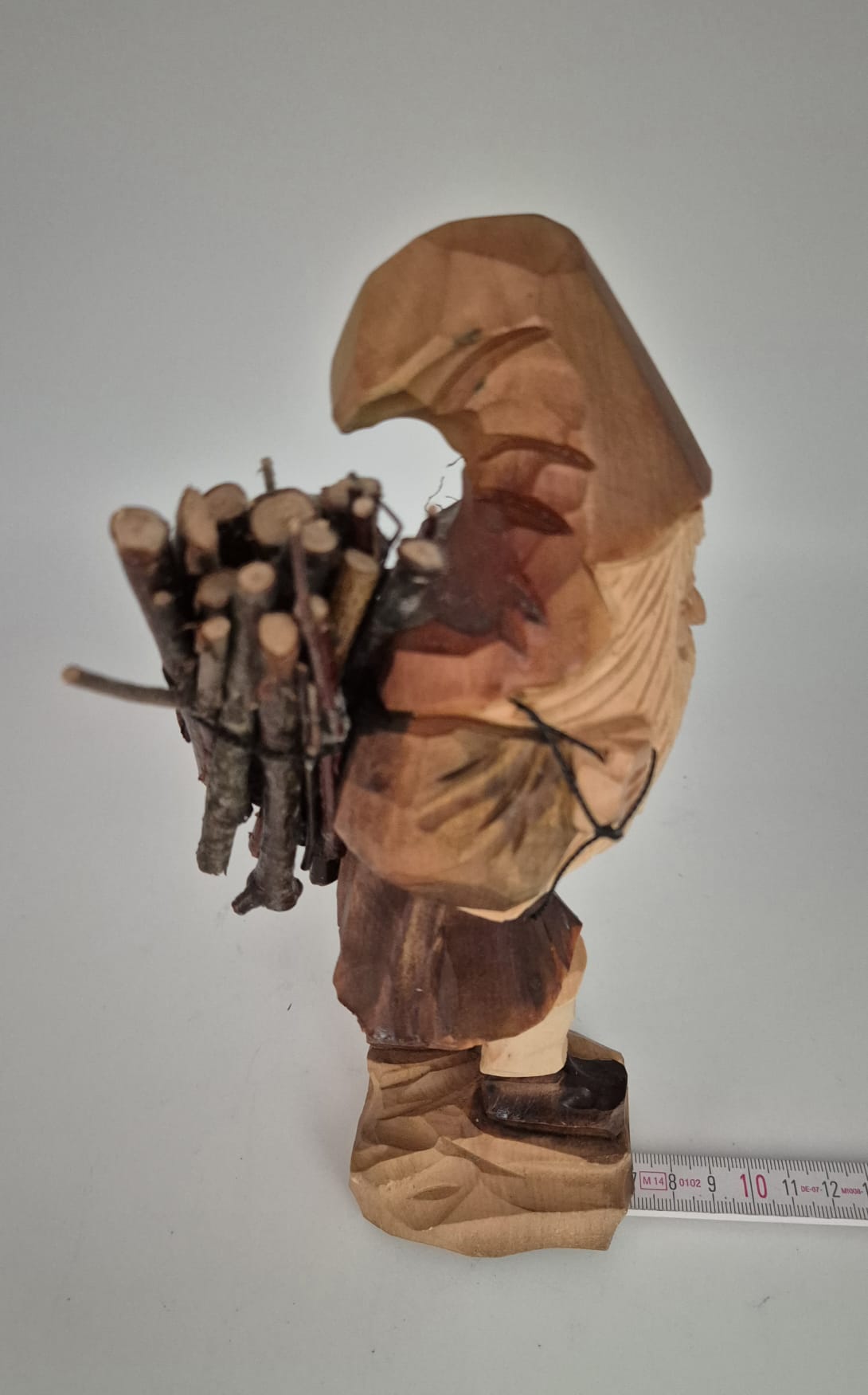 Holzfigur Waldwichtel mit Reisigbündel – handgeschnitzt