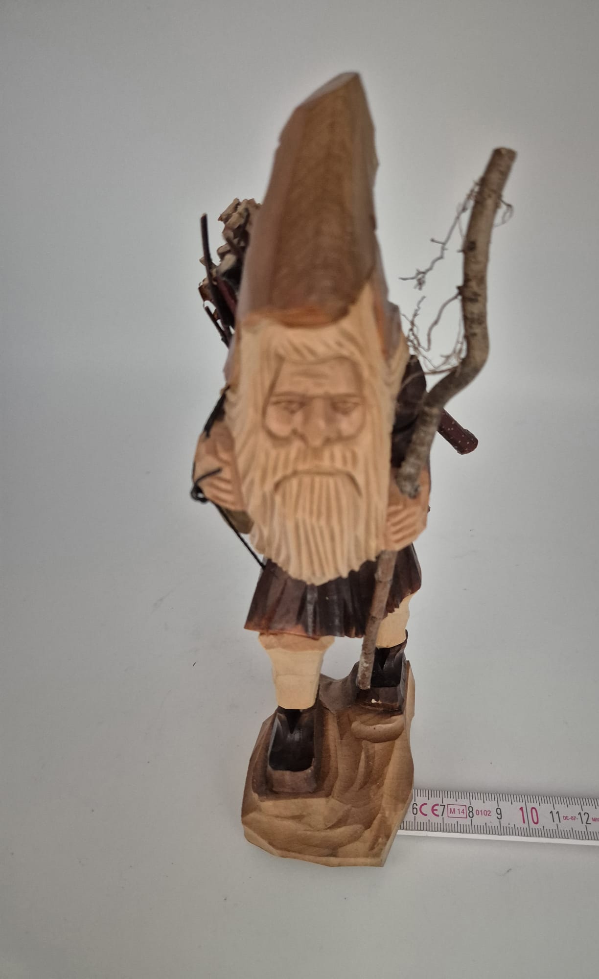 Holzfigur Waldwichtel mit Reisigbündel – handgeschnitzt