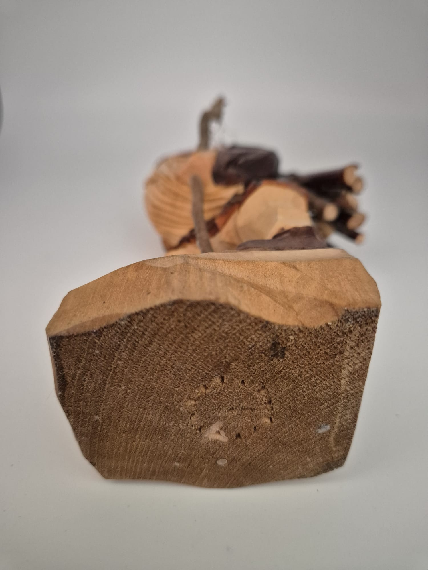 Holzfigur Waldwichtel mit Reisigbündel – handgeschnitzt