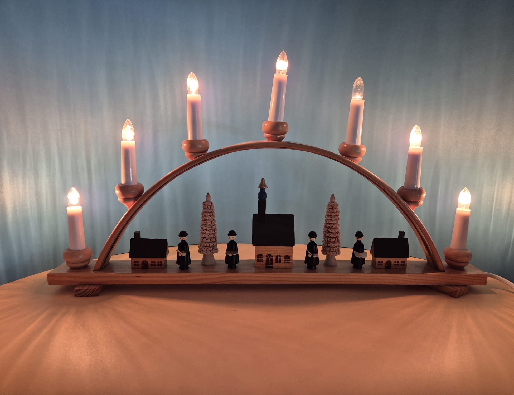 Lichterbogen Erzgebirge von Johannes Schulte mit geschnitztem Dorfmotiv
