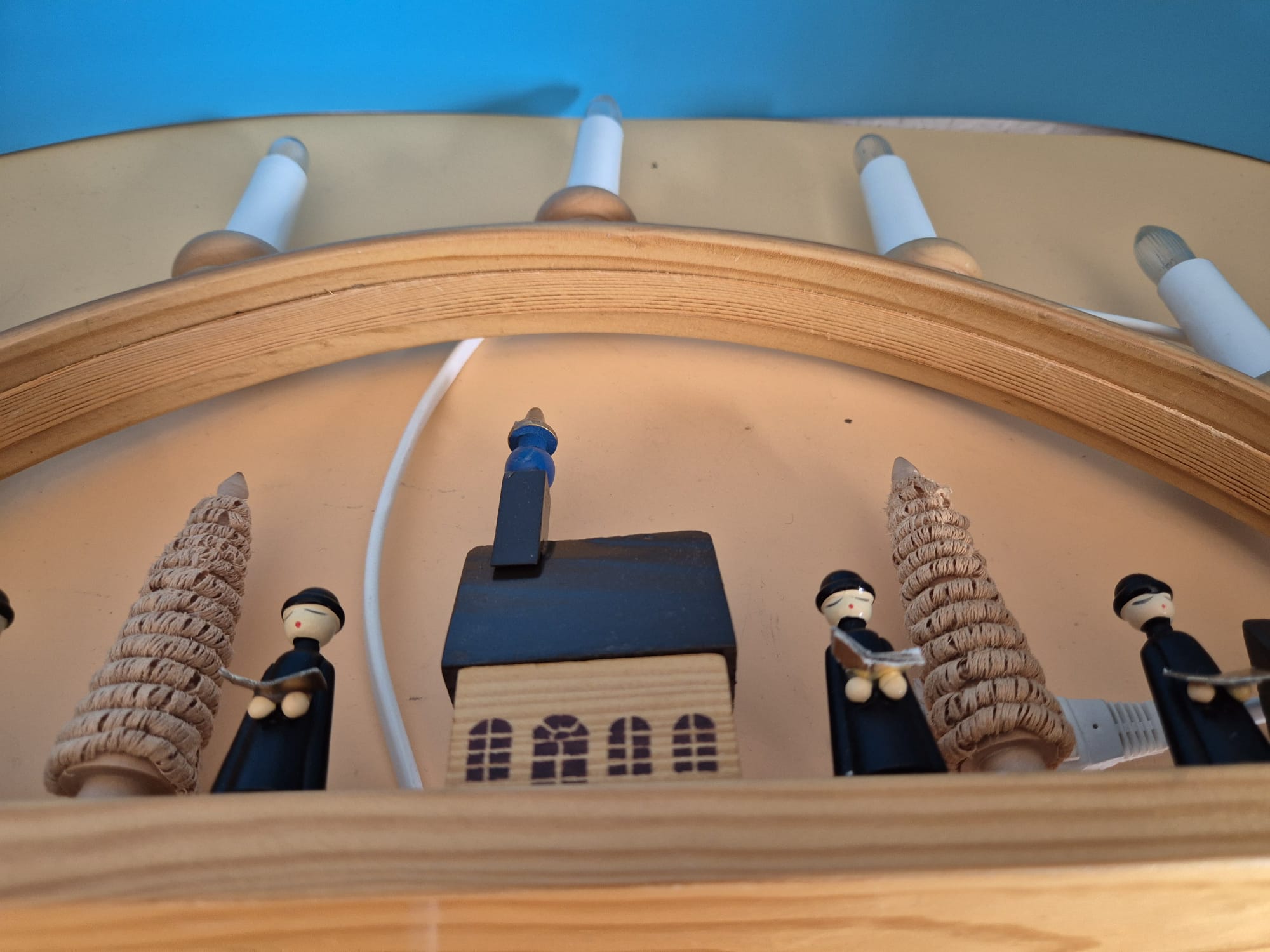 Lichterbogen Erzgebirge von Johannes Schulte mit geschnitztem Dorfmotiv