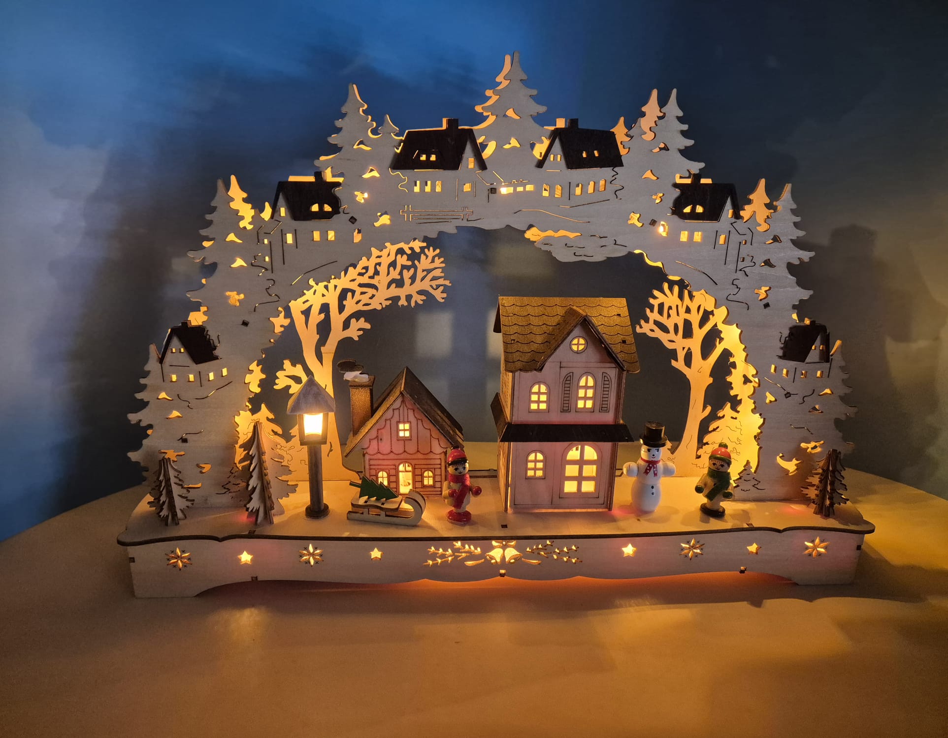 LED-Lichterbogen „Winterdorf“ von Schulte Kunstgewerbe