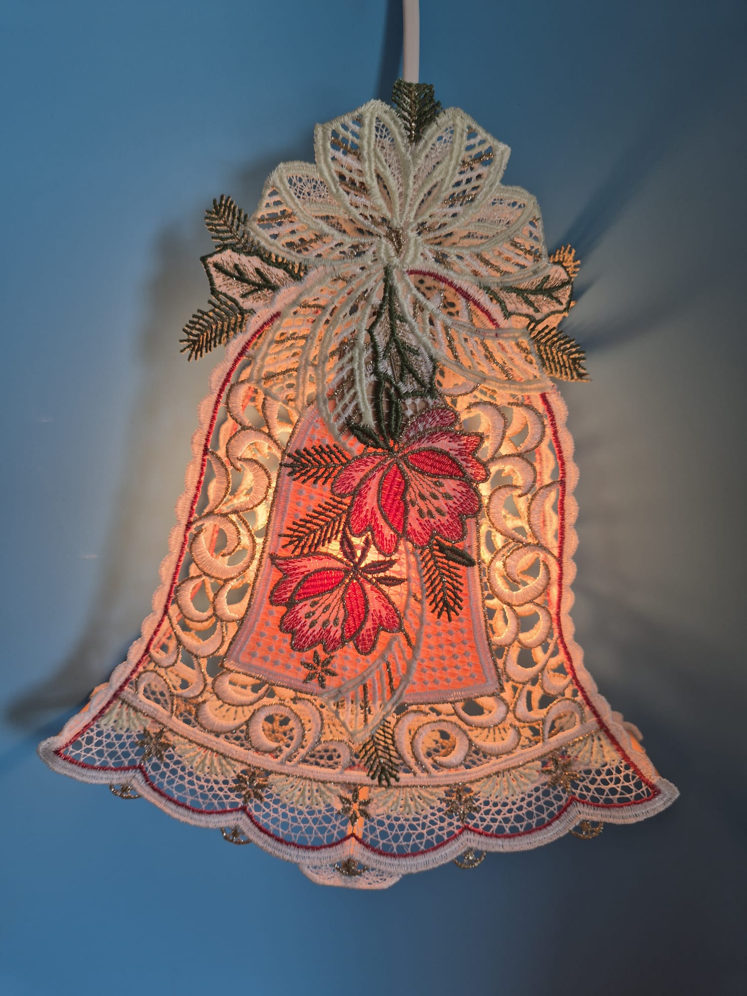 Beleuchtetes Fensterbild „Glocke“ aus echter Plauener Spitze