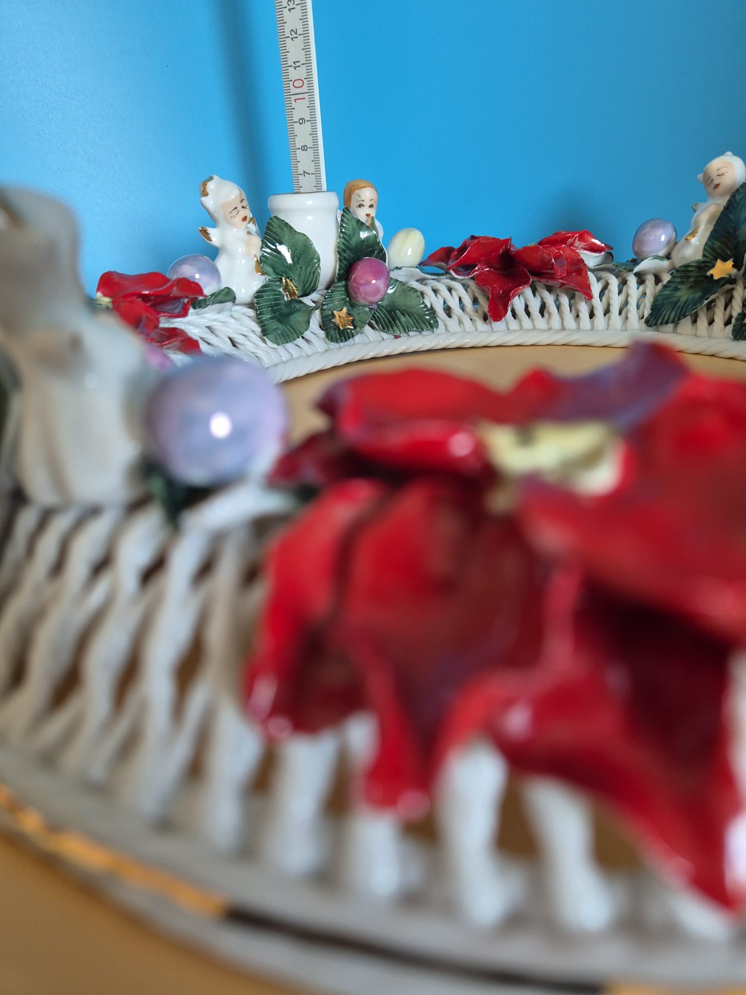 Adventskranz aus Porzellan mit Durchbrucharbeit und Engelfiguren