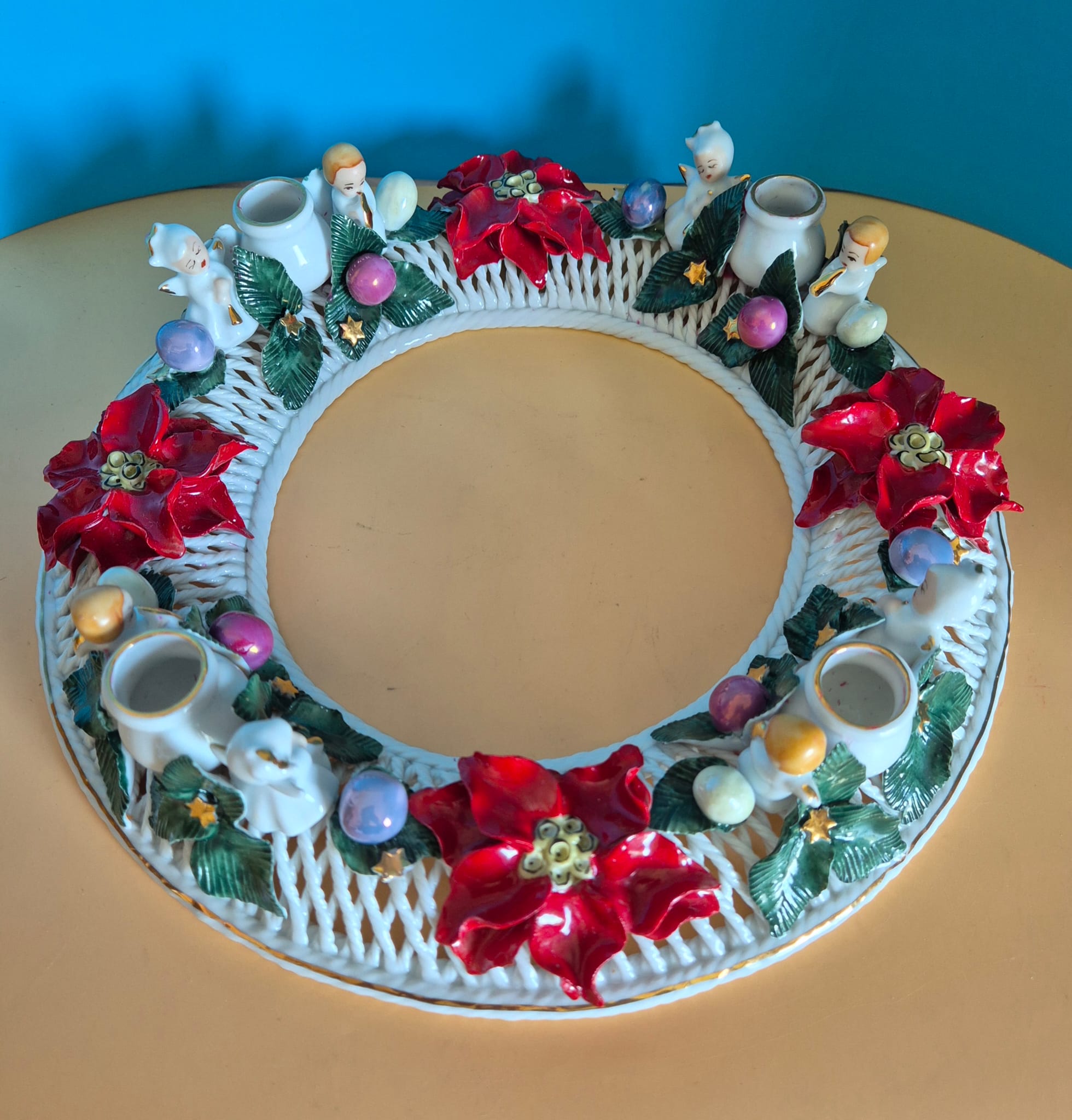 Adventskranz aus Porzellan mit Durchbrucharbeit und Engelfiguren