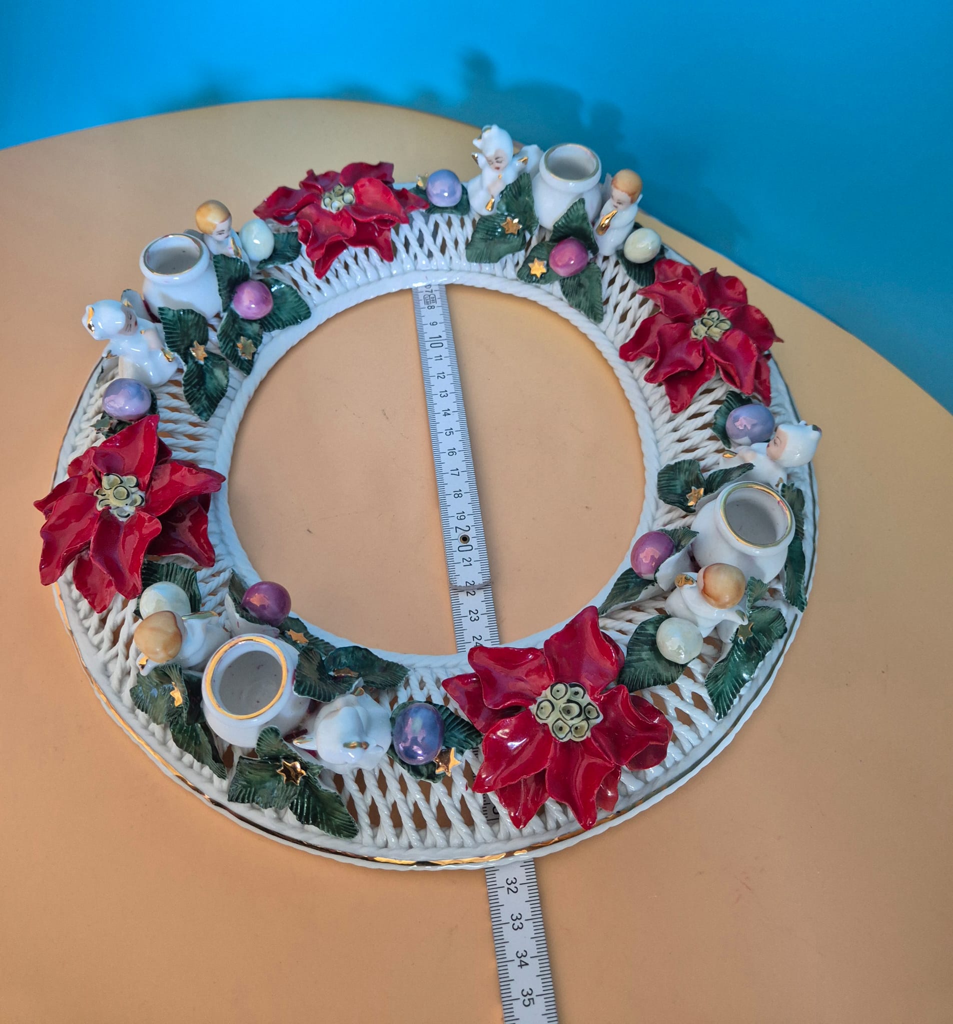 Adventskranz aus Porzellan mit Durchbrucharbeit und Engelfiguren