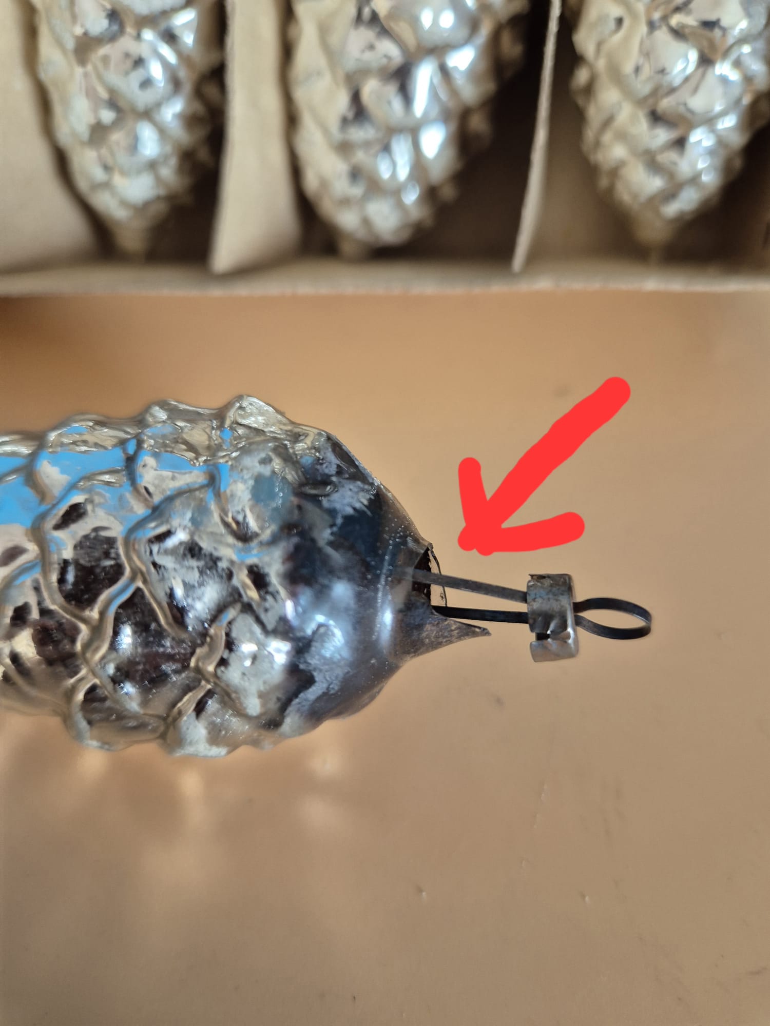 Weiße Zapfen Christbaumanhänger aus Glas