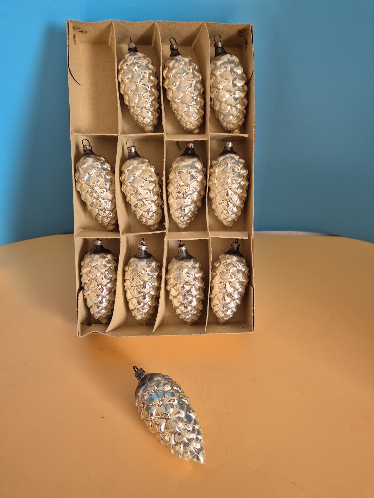 Weiße Zapfen Christbaumanhänger aus Glas
