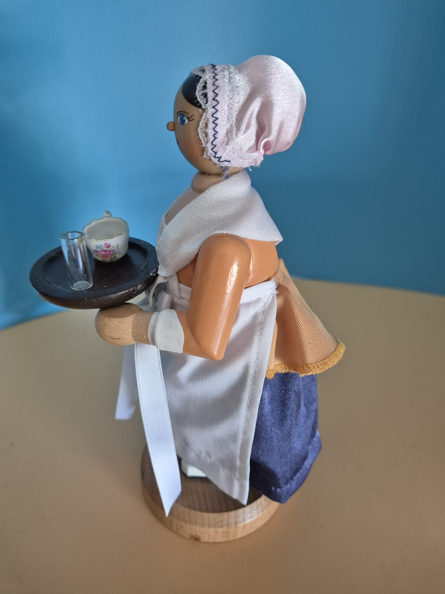 Räucherfigur „Das Schokoladenmädchen“ – Gebr. Braun GBR