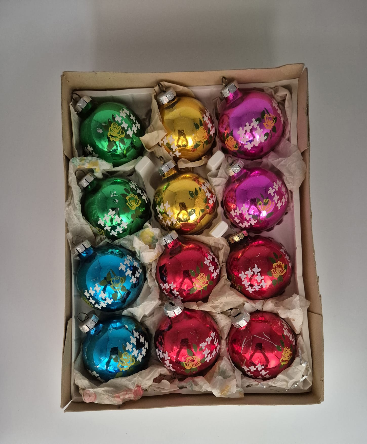 Alte bunte Weihnachtskugeln im Originalkarton
