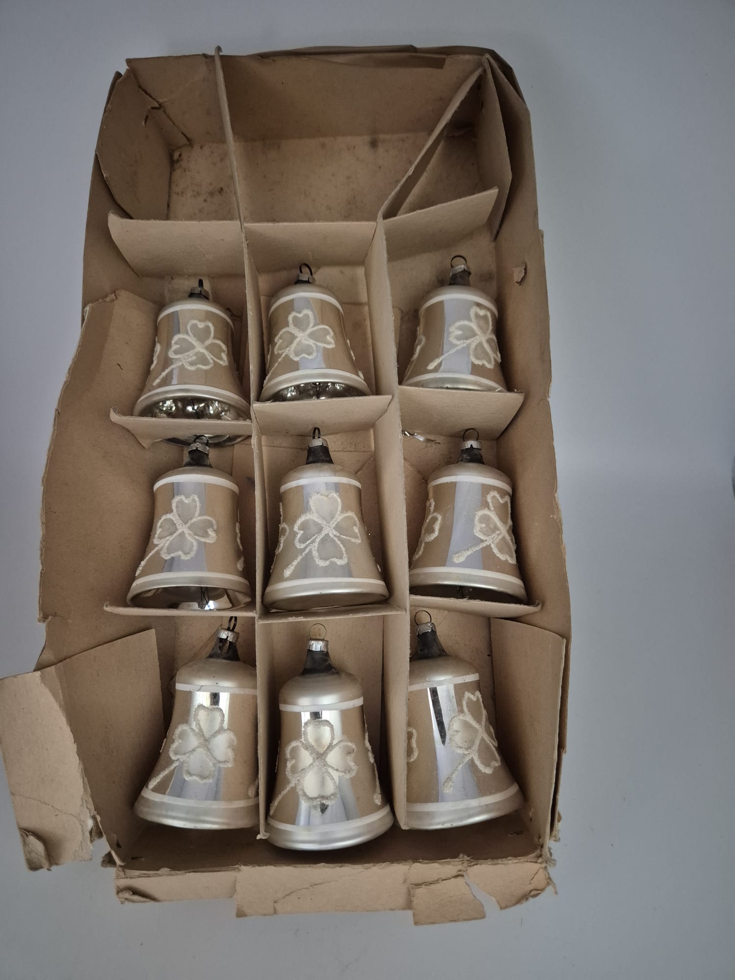 silberner Christbaumschmuck – 9 Glocken mit Kleeblattdekor