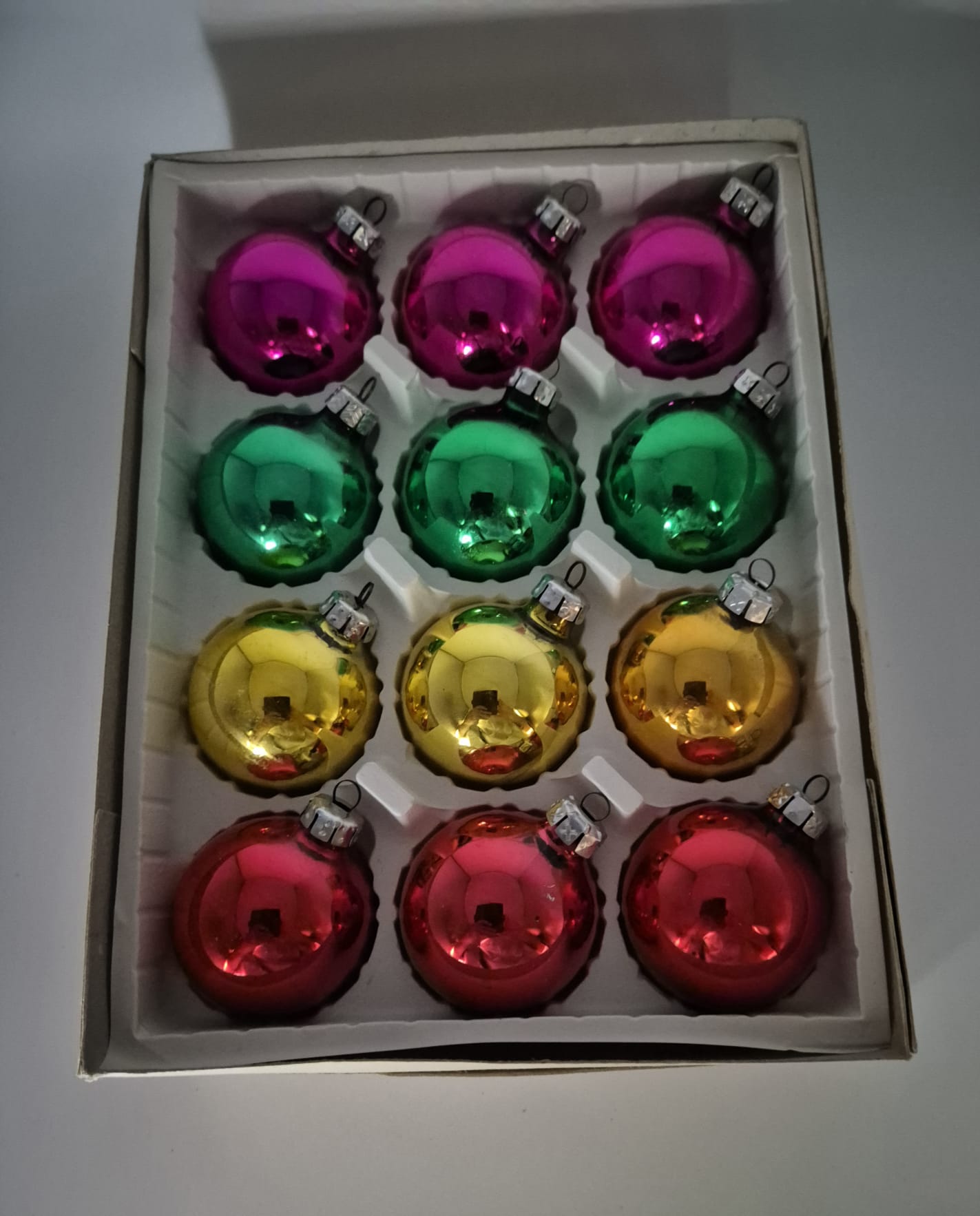 Alte bunte Weihnachtskugeln (pink, grün, gelb, rot)