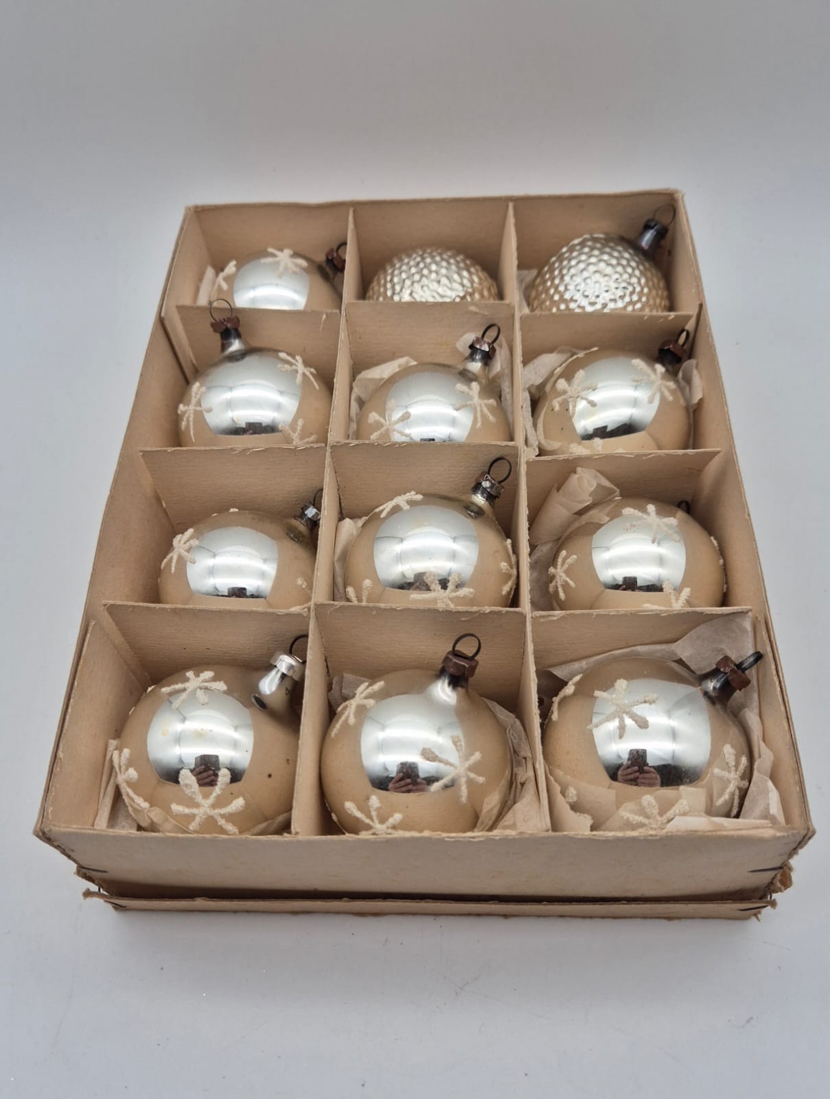 Alte Christbaumkugeln Silber hauptsächlich im Schneeflockenmotiv