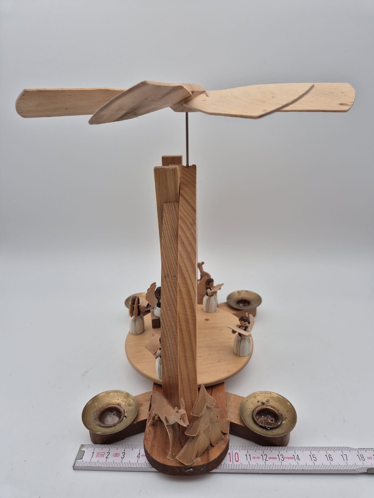 Holzpyramide „Dom-Pyramide“ mit Engel und Rehen