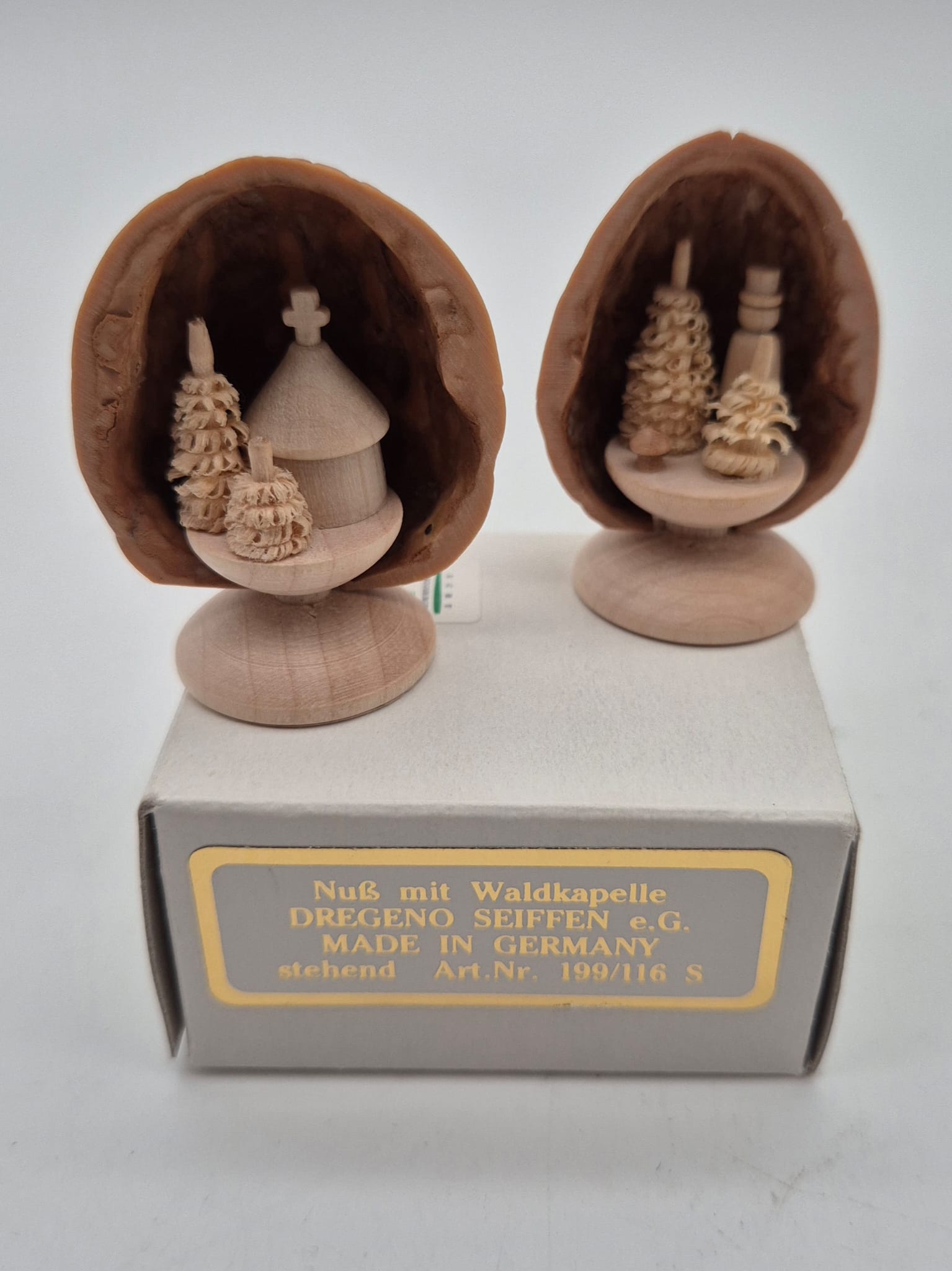 Miniaturen in Walnussschale, Nuss mit Waldkapelle – Erzgebirgische Volkswerkstatt Gernegross Dregeno Seiffen