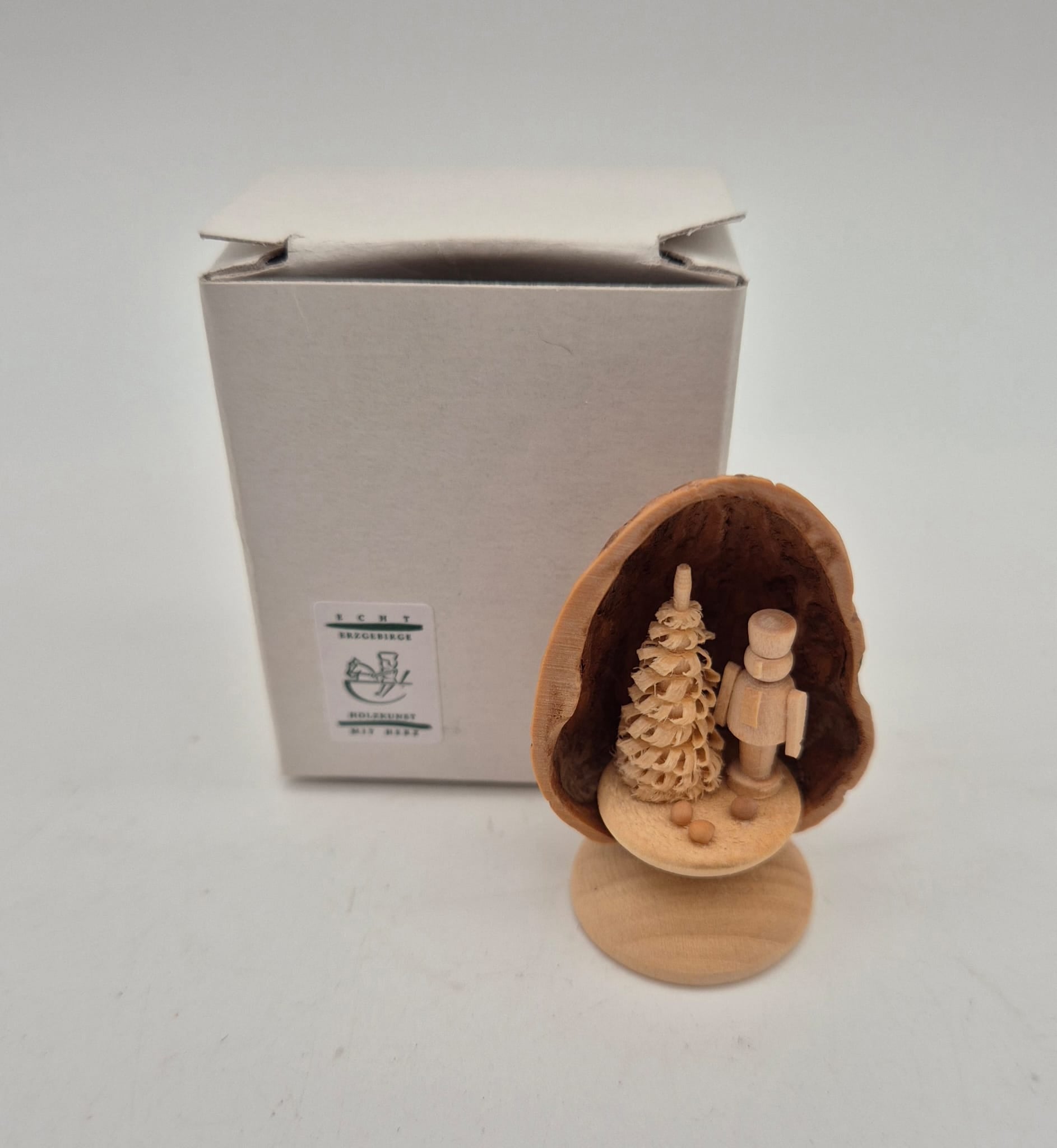 Miniatur Nuss mit Nussknacker – Holzwerkstatt Gernegroß Erzgebirge