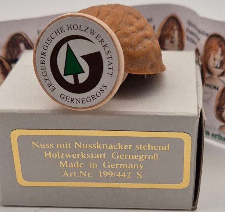 Miniatur Nuss mit Nussknacker – Holzwerkstatt Gernegroß Erzgebirge
