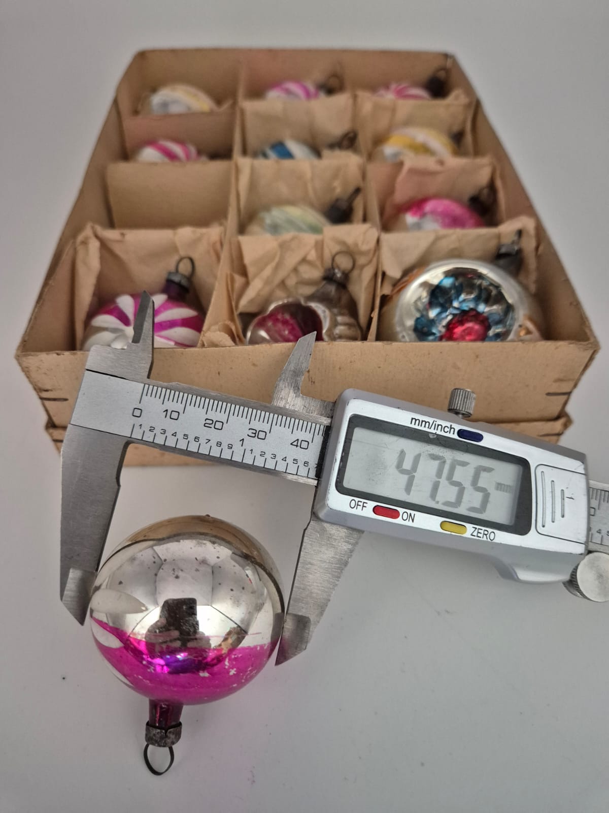 Alte Weihnachtskugeln, bunter Christbaumschmuck