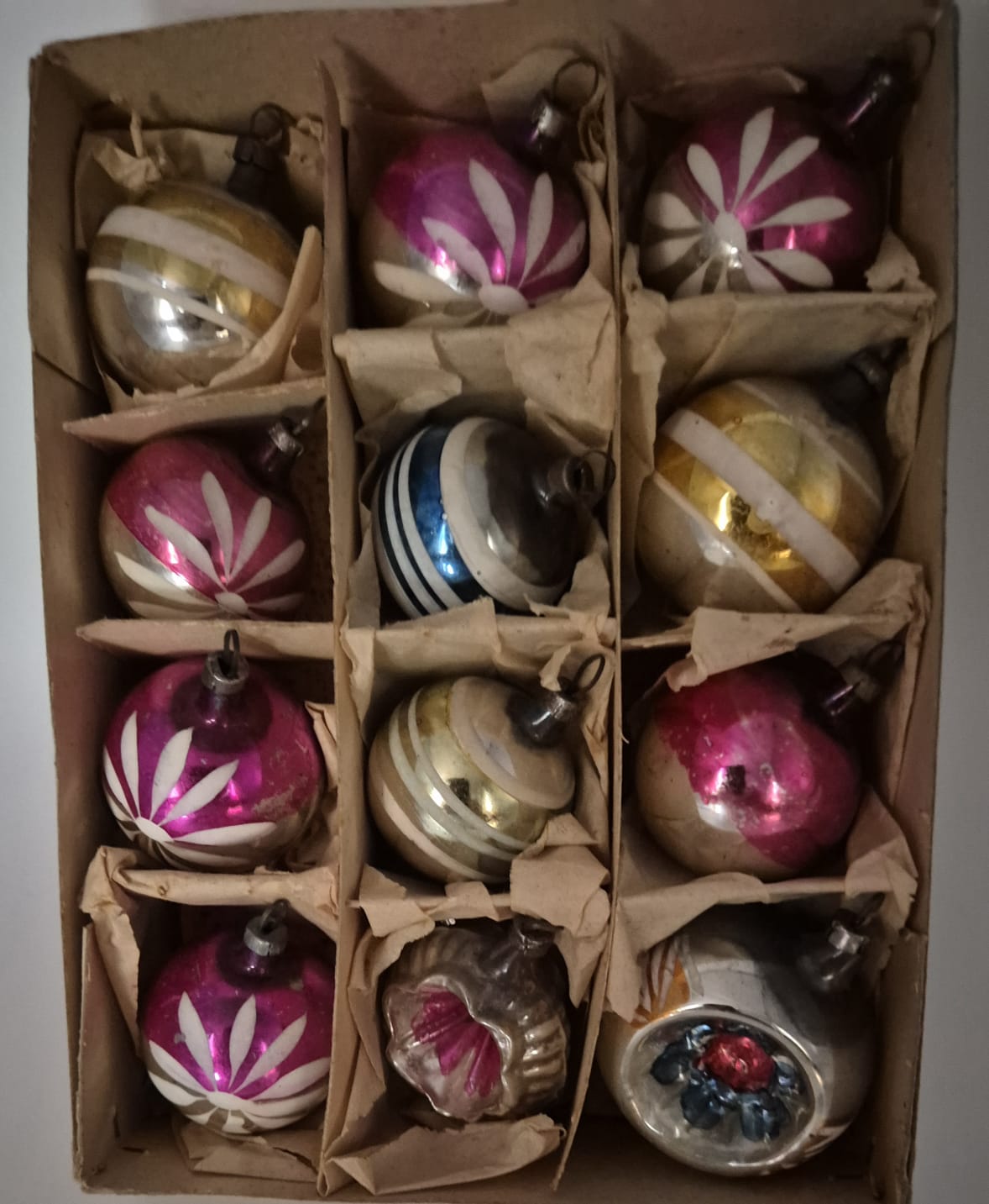 Alte Weihnachtskugeln, bunter Christbaumschmuck