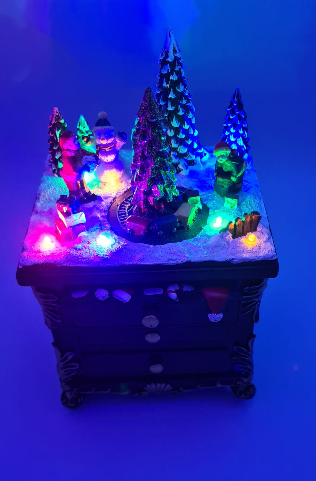 Weihnachtliche Musik- und Lichterkommode mit Schneelandschaft