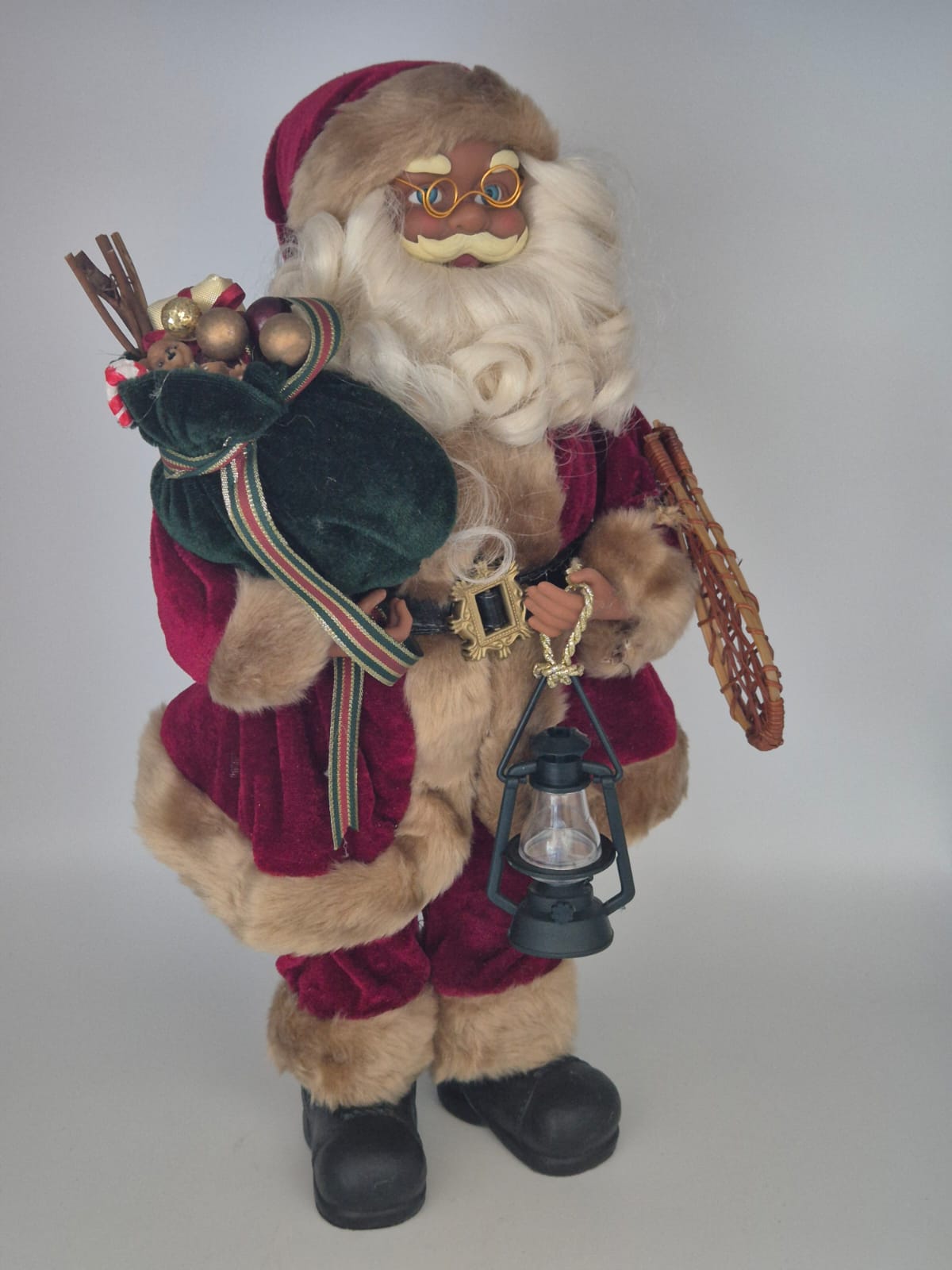 Weihnachtsmann mit Brille und Laterne