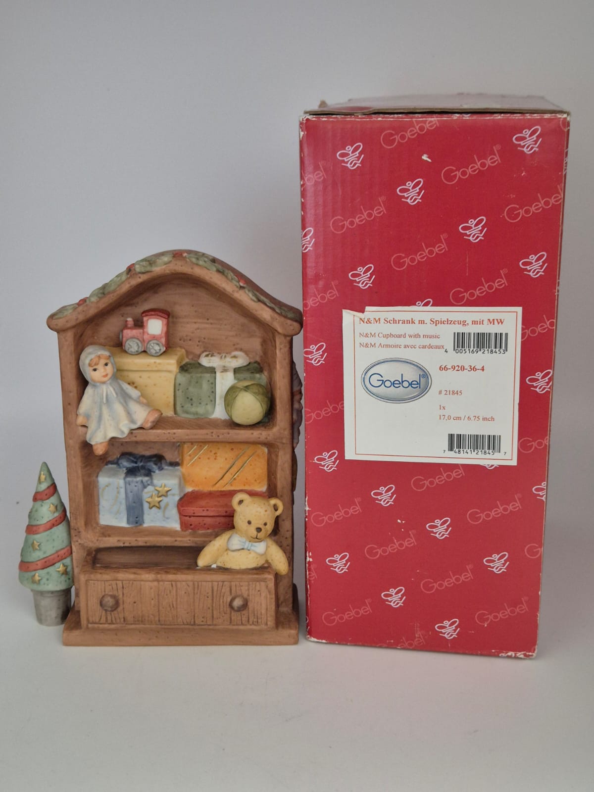 Goebel Figur N&M Schrank mit Spielzeug und Musikwerk