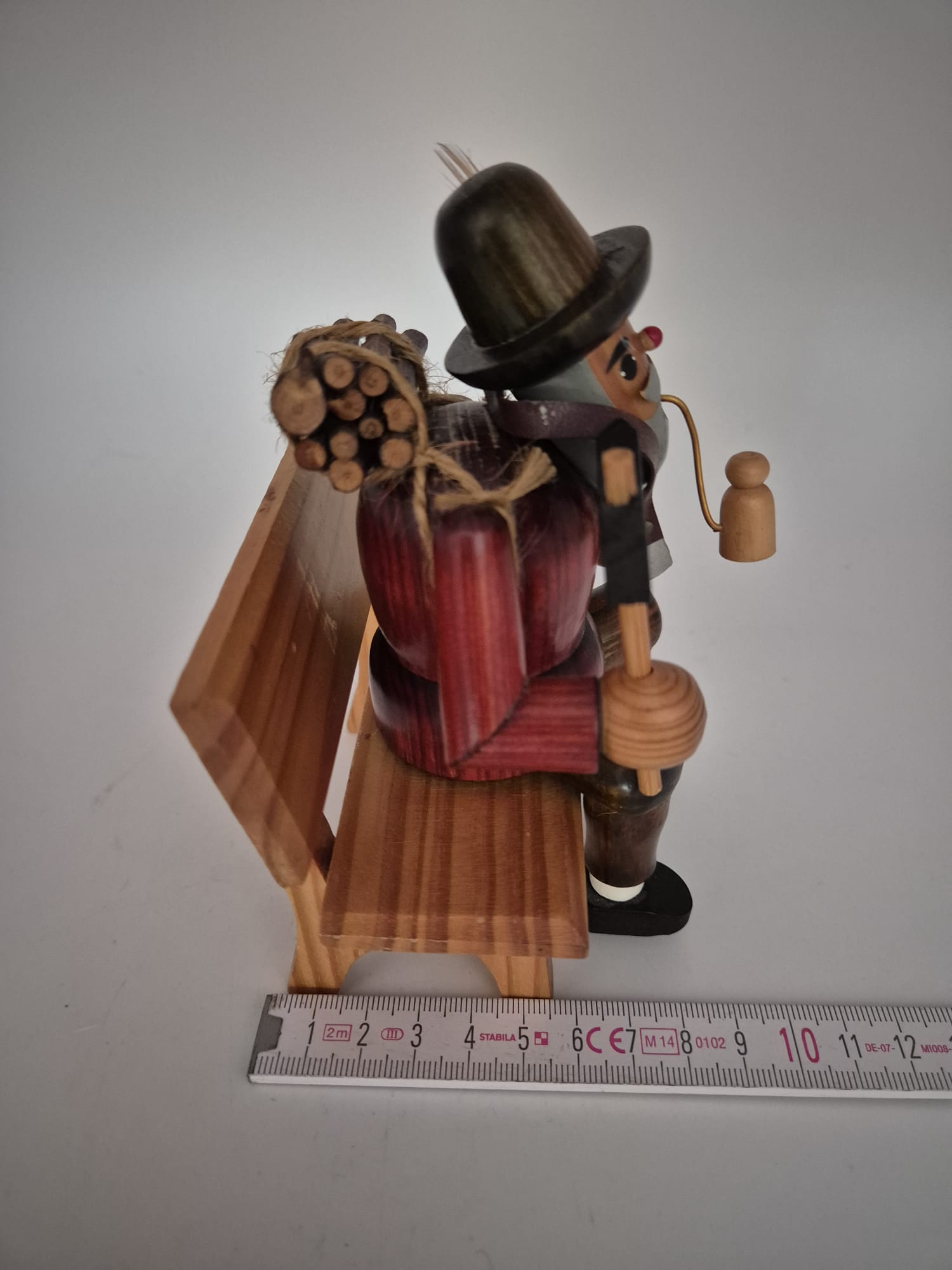 Räuchermann Holzfäller auf Bank – Erzgebirge