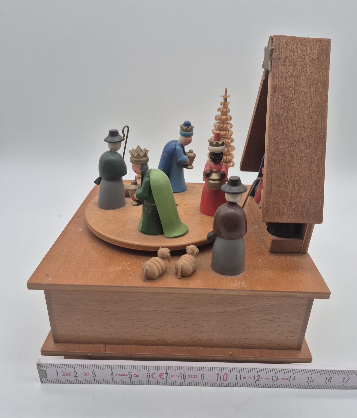 Holz-Spieluhr Krippe mit Figuren