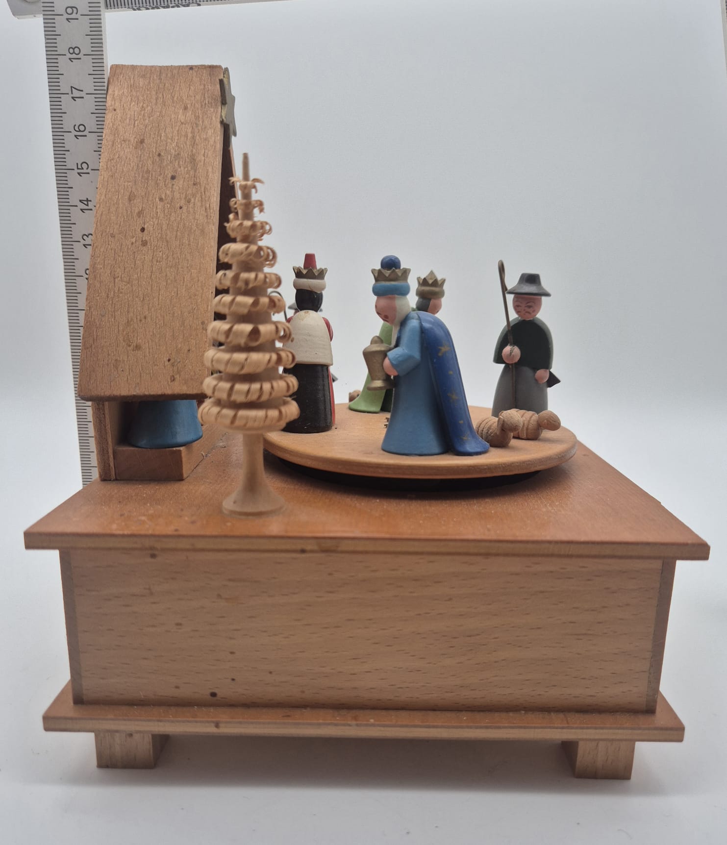 Holz-Spieluhr Krippe mit Figuren